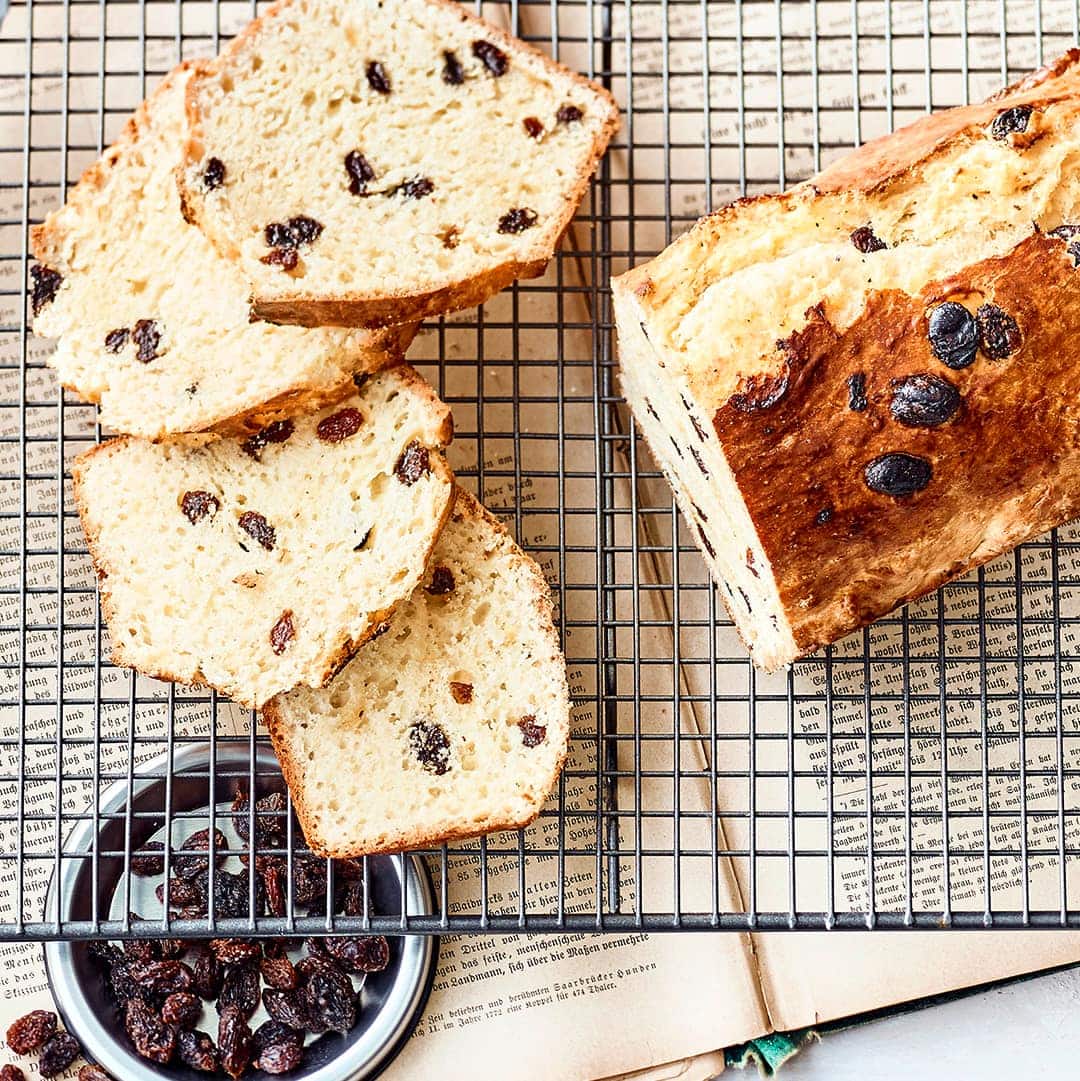 Einen lockeren Kastenkuchen aus Hefe backen Sie mit unserem Kirmeskuchen-Rezept. Er kann mit süßem oder herzhaftem Belag gegessen werden.
