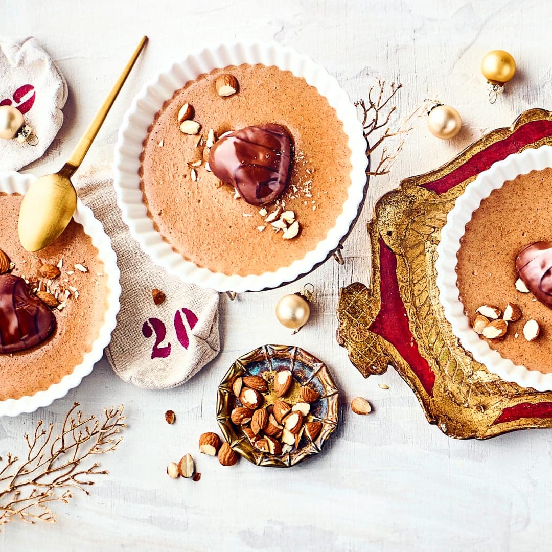 Bereiten Sie mit unserem Rezept ein weihnachtliches Dessert zu: Der köstliche Vanille-Lebkuchen-Pudding mit Mandeln und kleinen Lebkuchenherzen wird Sie begeistern.