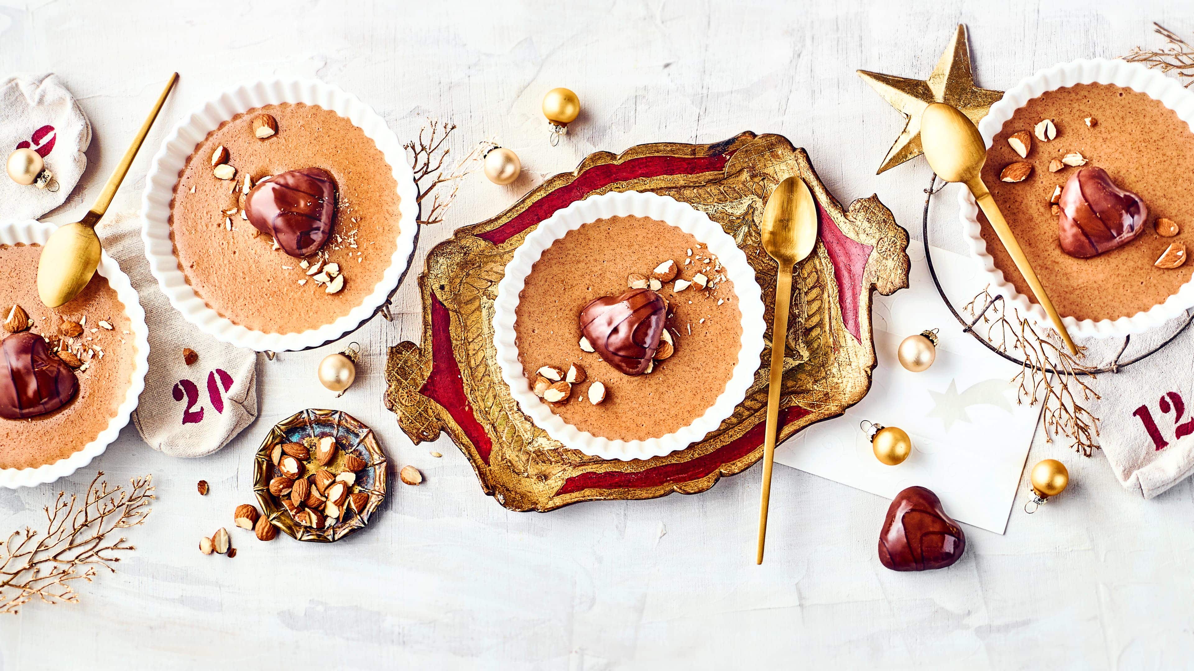 Vanille-Lebkuchen-Pudding Bereiten Sie mit unserem Rezept ein weihnachtliches Dessert zu: Der köstliche Vanille-Lebkuchen-Pudding mit Mandeln und kleinen Lebkuchenherzen wird Sie begeistern.