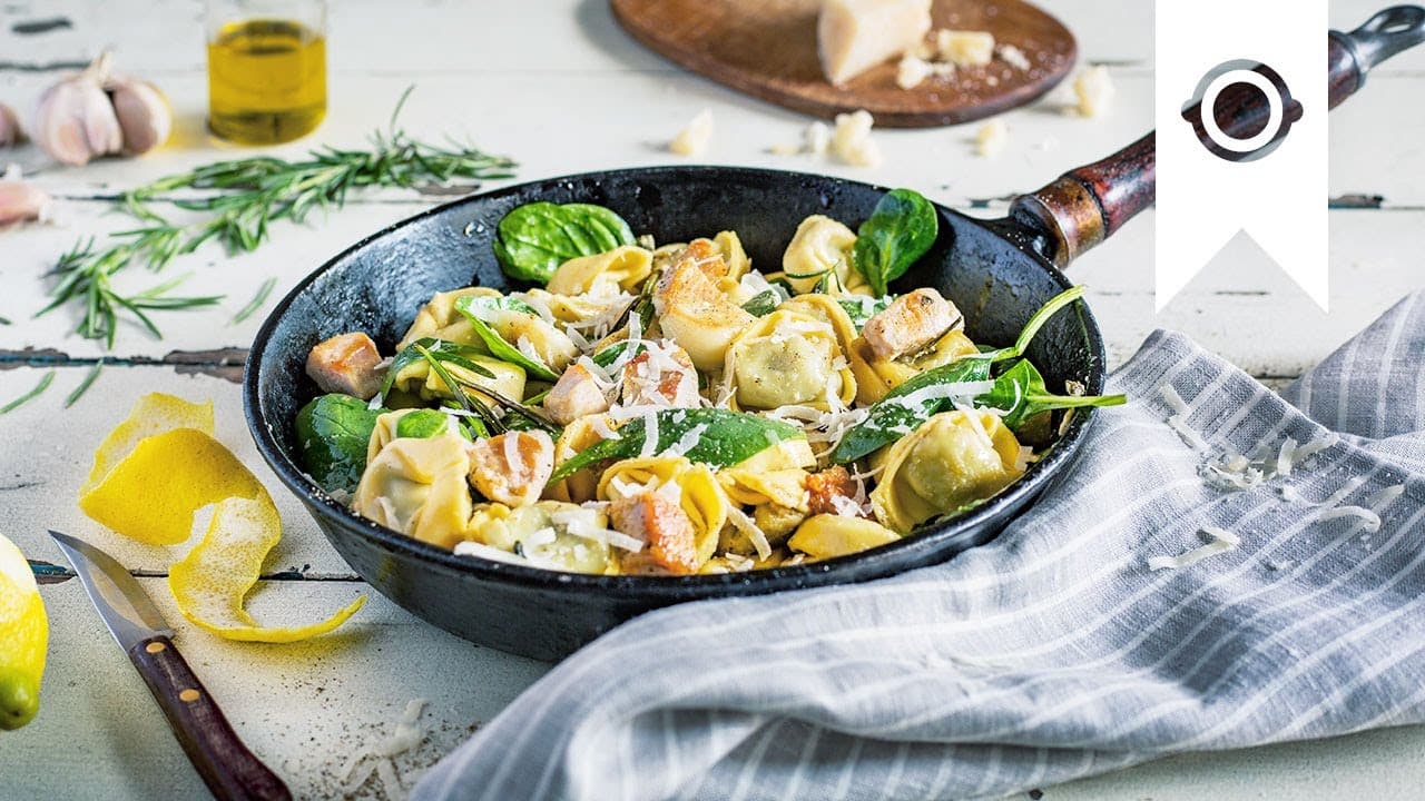 One-Pan Tortelloni YouTube Platzhalterbild für ein Video mit dem Titel 'One-Pan Tortelloni'.