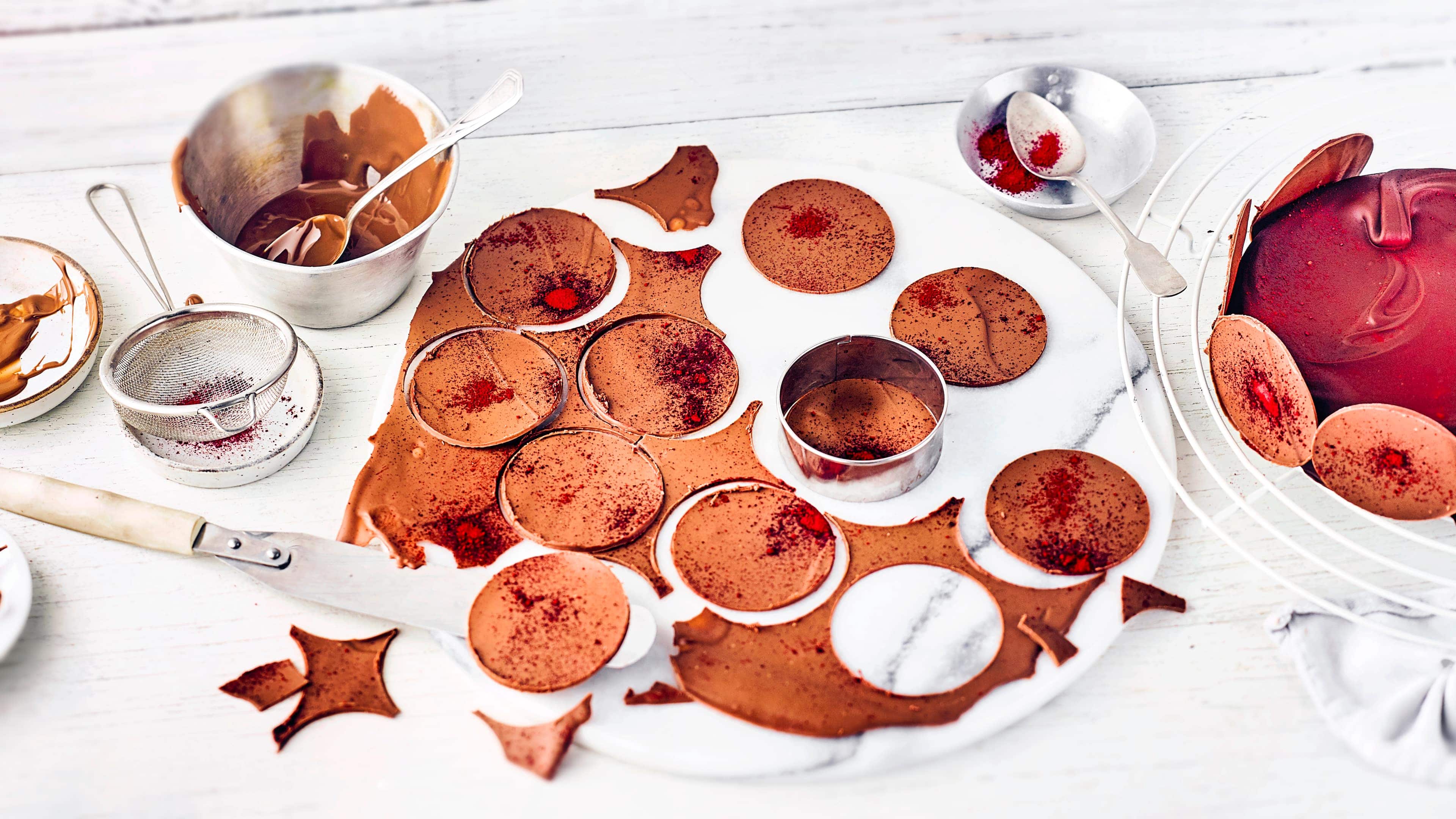 Tortendeko aus Schokolade Ganz individuell kann sich hier jeder Tortenbäcker austoben. Die selbst gemachten Tortendeko aus Schokolade wird auf jeden Fall ein Highlight auf der Torte werden.