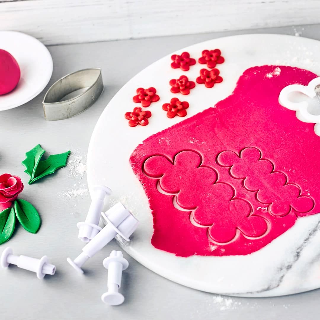 Wer es verspielt und individuell mag, wird sich bei dieser Blumen-Tortendeko aus Fondant richtig schön austoben. Der Fantasie sind keine Grenzen gesetzt und die Torte wird dadurch ganz einmalig.