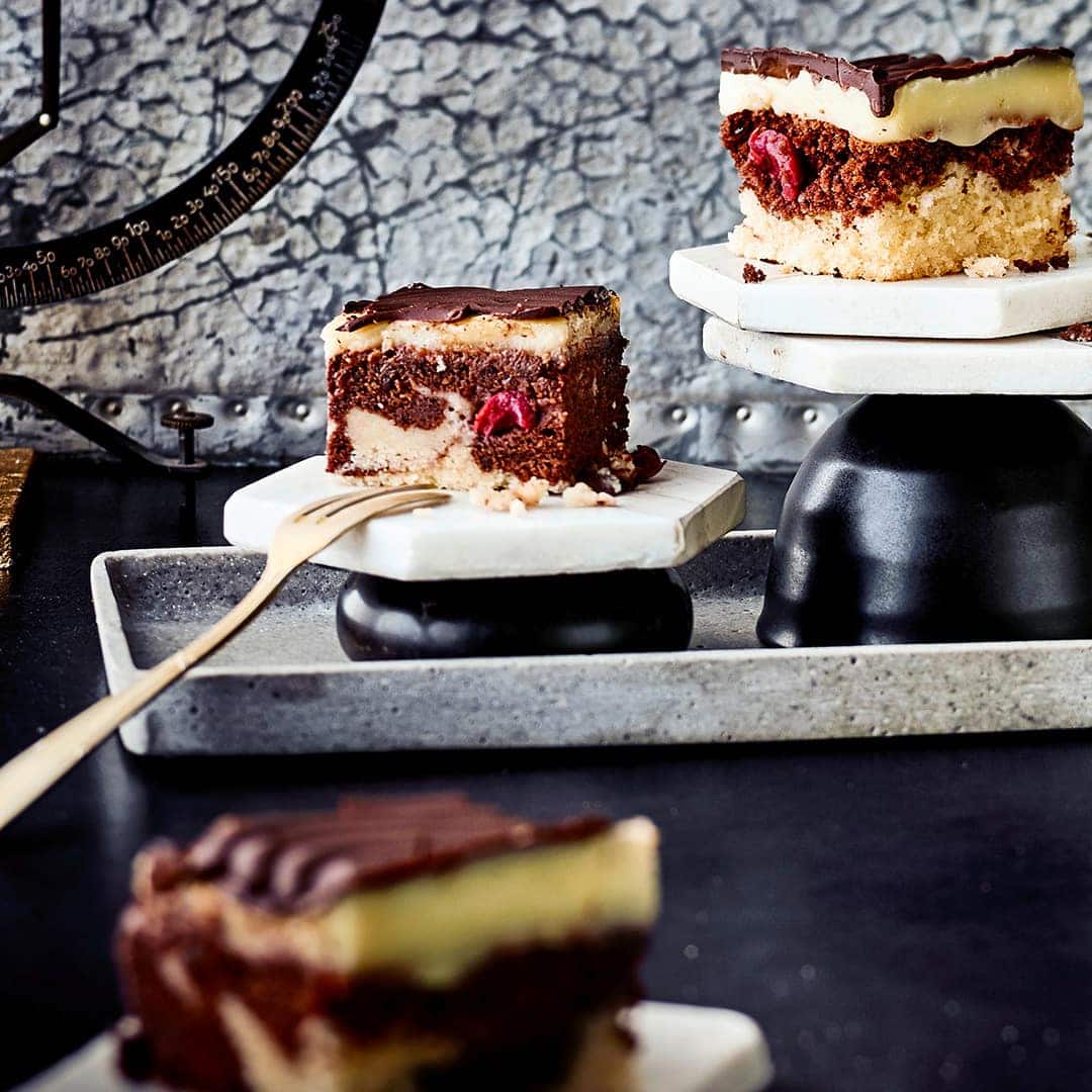 In unserem Rezept für vegane Donauwelle zeigen wir Ihnen wie der beliebte Klassiker ganz einfach ohne tierische Produkte hergestellt werden kann – ob Sie den Unterschied schmecken?