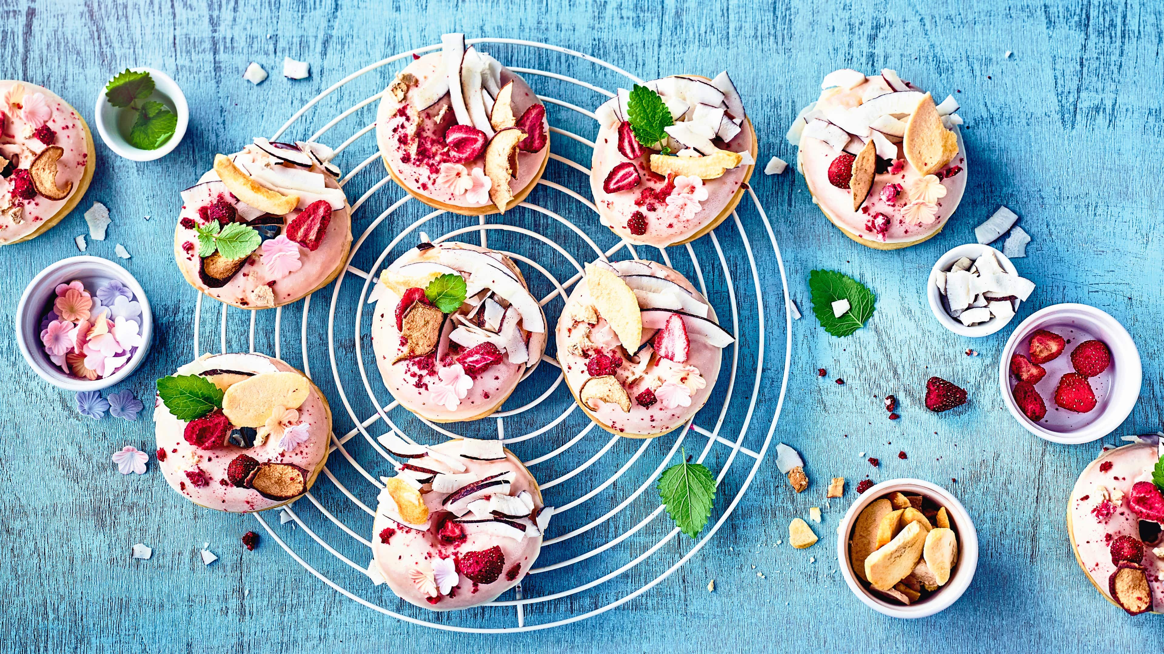 Vegane Donuts Vegane Donuts einfach selbermachen: Liebevoll verziert schmecken Sie dazu besonders gut – einfach ausprobieren.