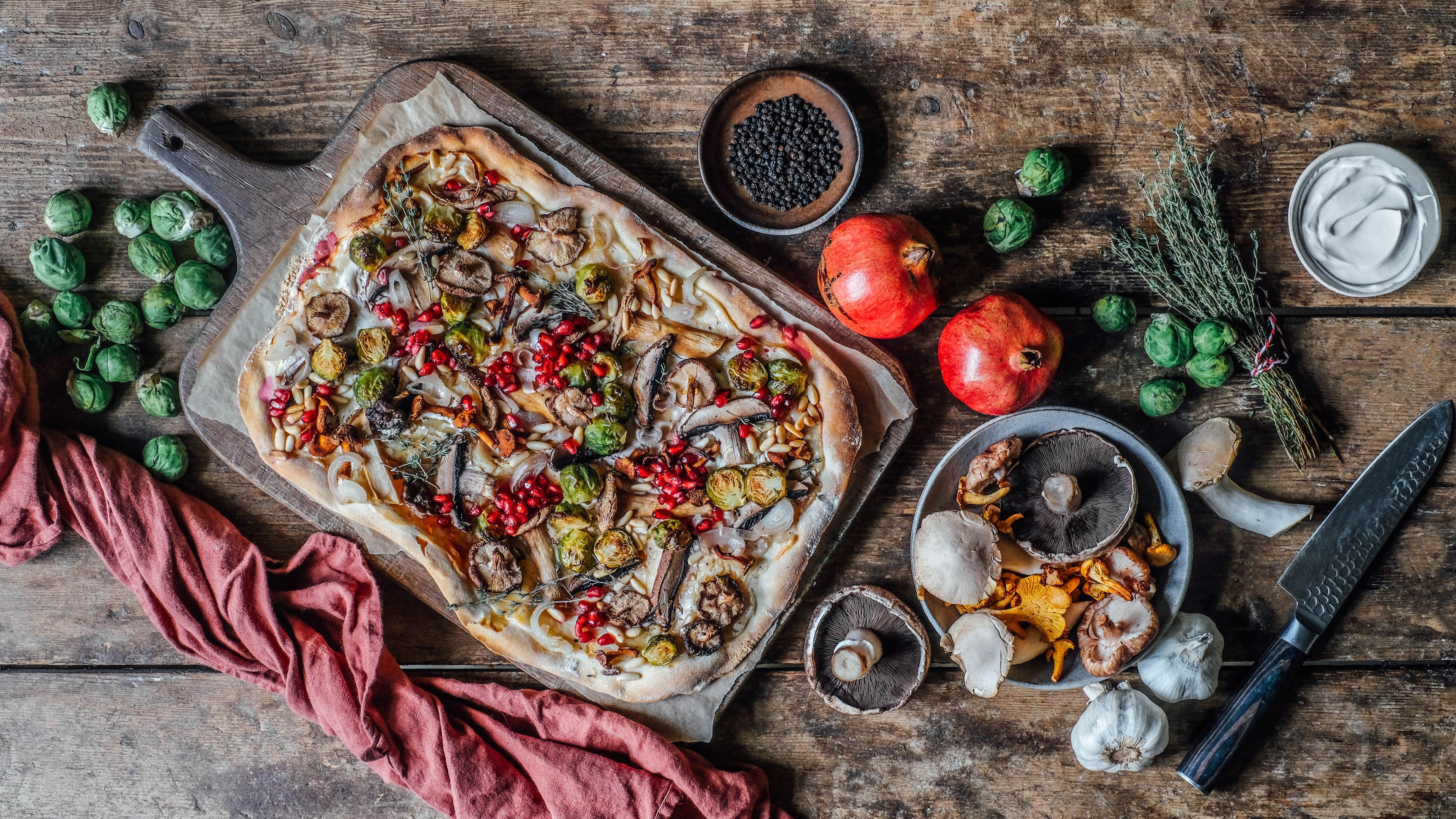 Veganer Flammkuchen mit Pilzen & Rosenkohl Veganer Flammkuchen mit Pilzen & Rosenkohl