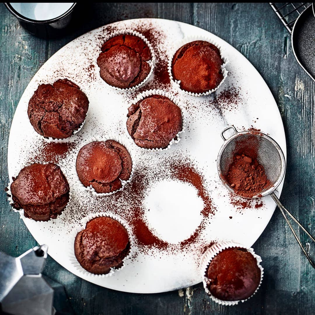Diese tollen veganen Schokomuffins stehen dem Original in nichts nach! Unser Rezept ist schnell gemacht und schmeckt herrlich schokoladig.