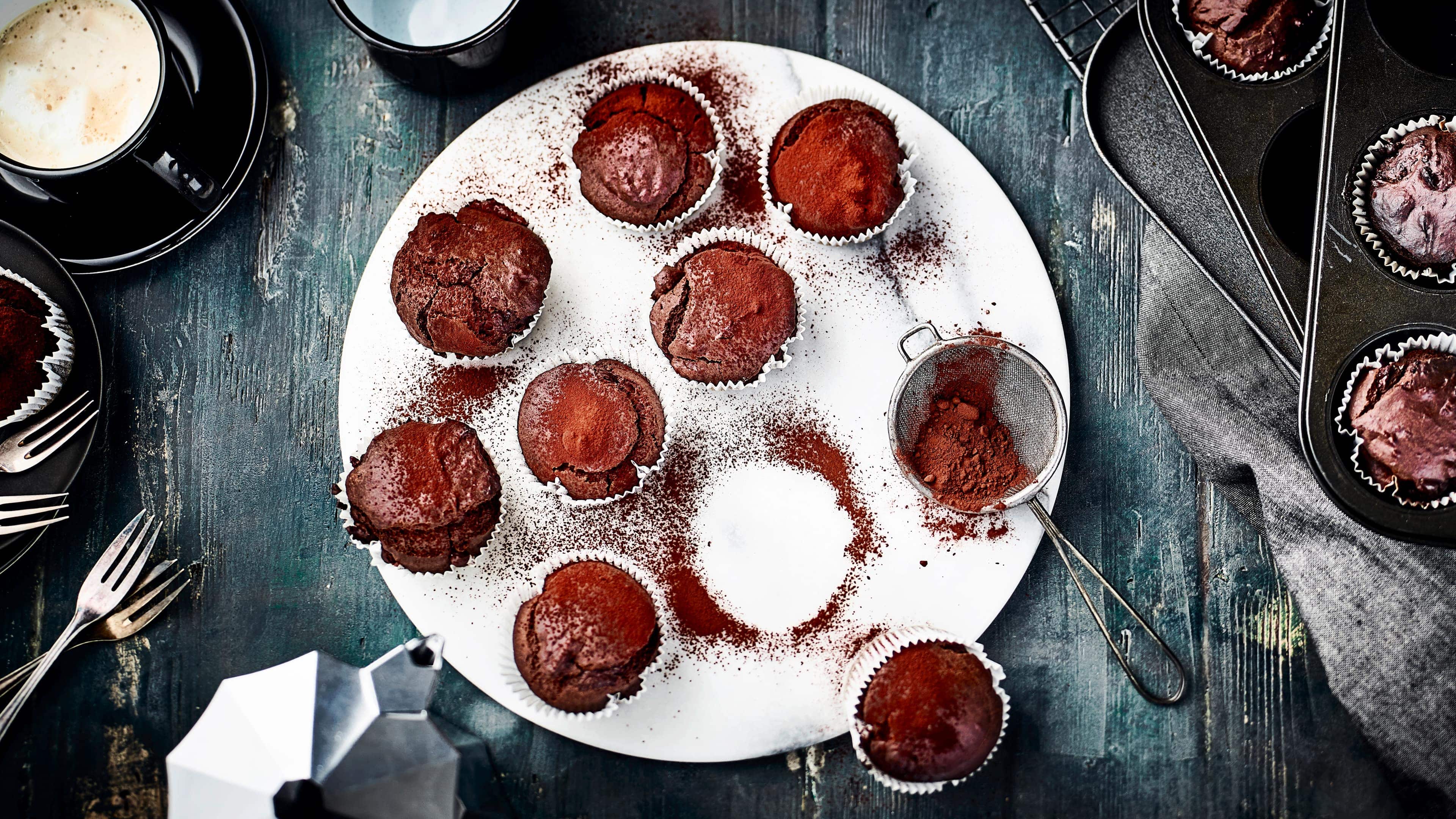 Vegane Schokomuffins Diese tollen veganen Schokomuffins stehen dem Original in nichts nach! Unser Rezept ist schnell gemacht und schmeckt herrlich schokoladig.