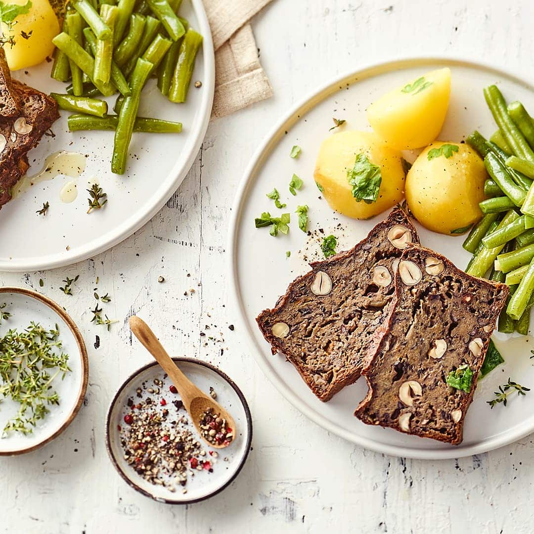 Unser vegetarischer Braten schmeckt einfach hervorragend – auch ganz ohne Fleisch. Probieren Sie unser Rezept für ein herzhaftes vegetarisches Gericht mal aus!