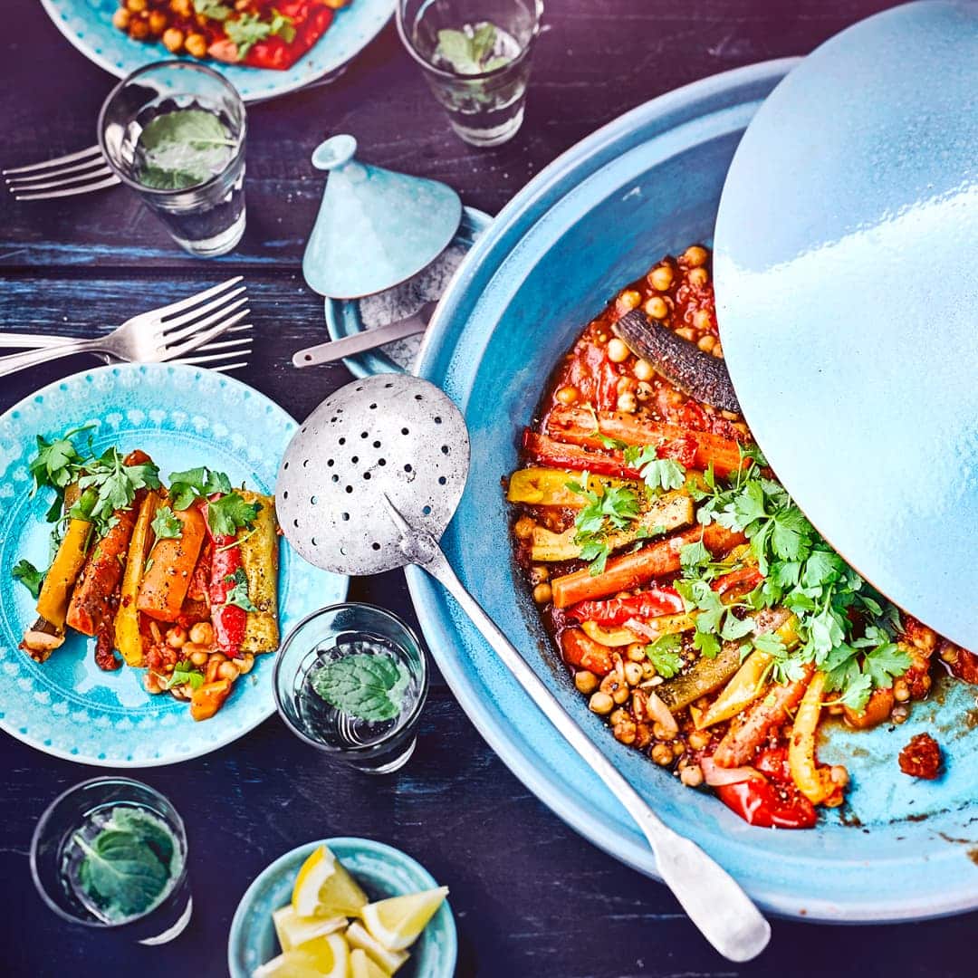 Gerichte aus der Tajine erinnern an Afrika und Gewürze. Wir haben hier eine vegetarische Tajine für Sie, die sonst alternativ auch in einem Römertopf zubereitet werden kann.