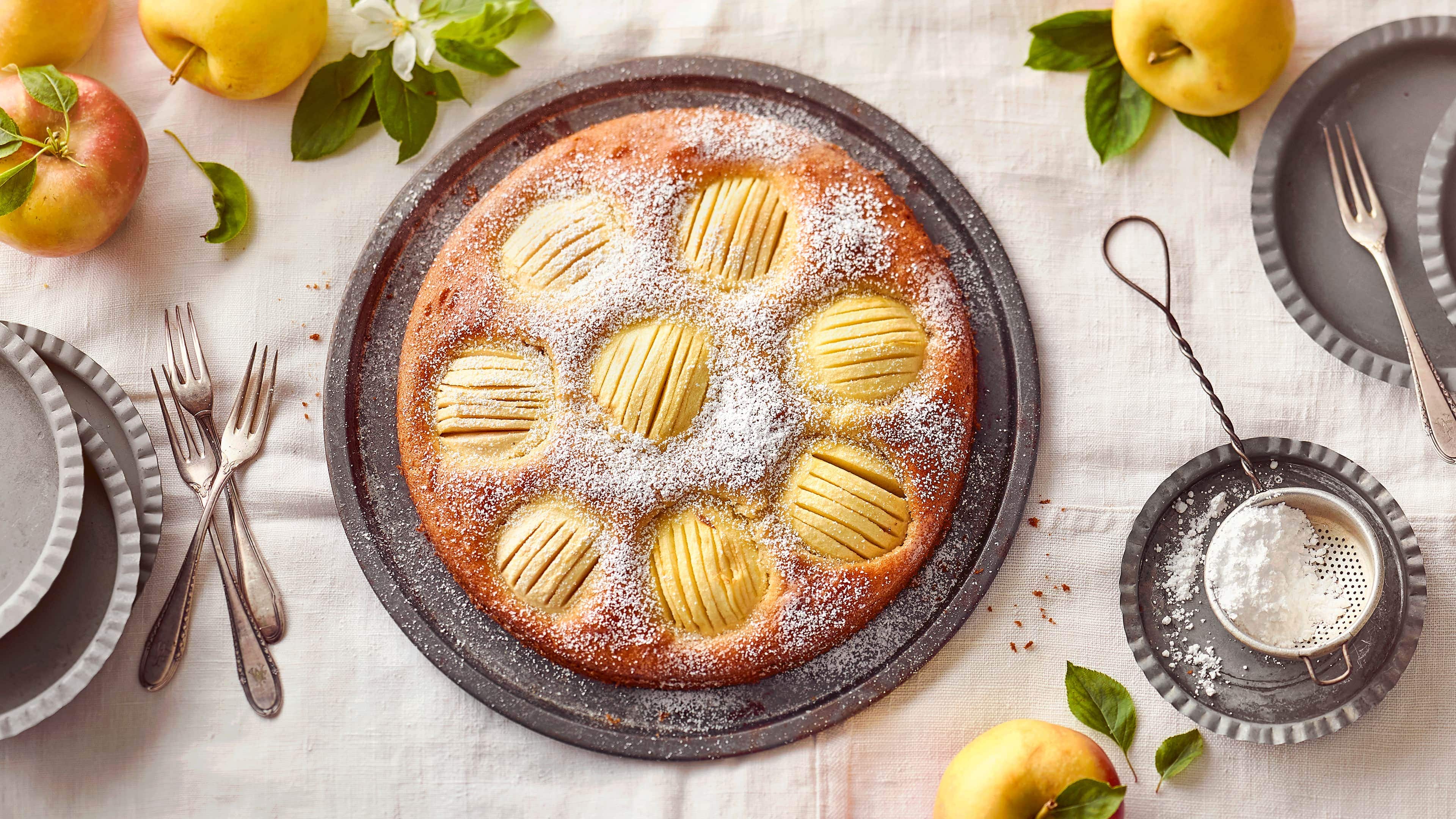 Versunkener Apfelkuchen Mit unserem Rezept für versunkenen Apfelkuchen zaubern Sie eine süße Leckerei für die Kaffeetafel. Backen Sie den saftigen Kuchenklassiker zu Hause nach!