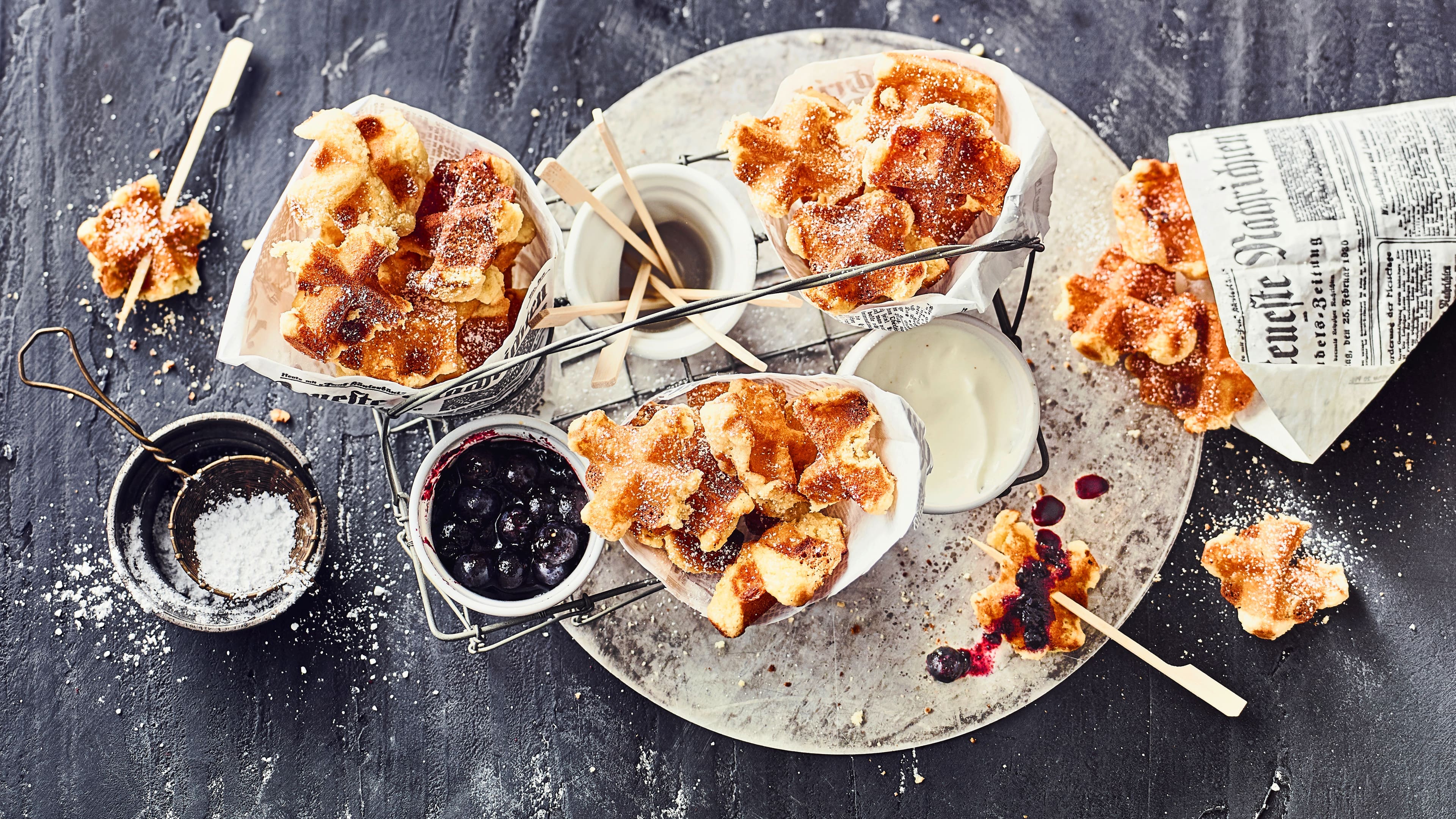 Waffeldrops Waffeldrops mit Schmandsahne und Blaubeerpüree.