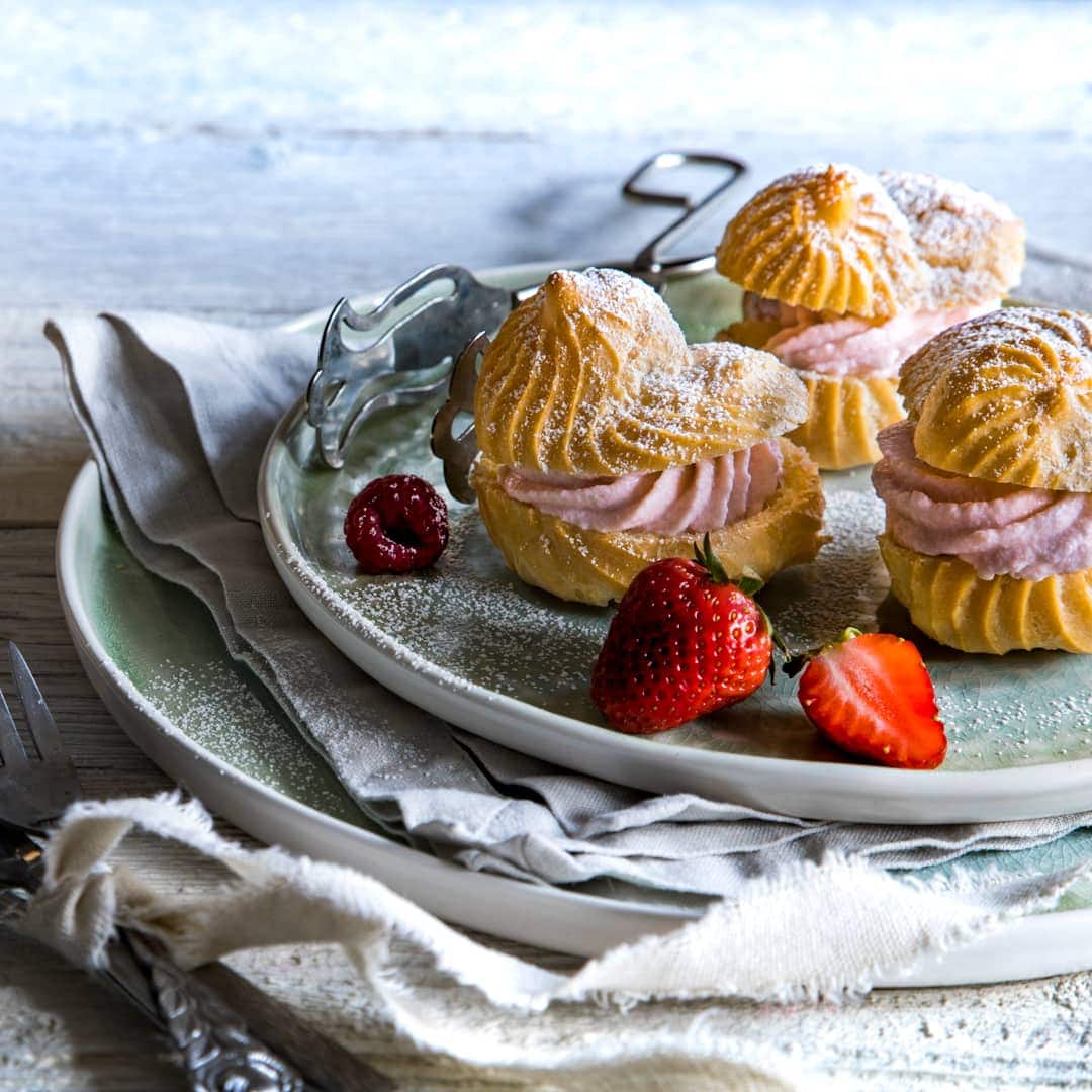 Kleine Windbeutel mit einer leckeren Beeren-Frischkäsefüllung zum Selbermachen. Ob als köstliches Dessert oder als Snack zwischendurch – schmecken tun sie immer!