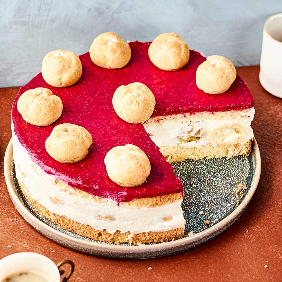 Ein absoluter Hingucker! Unsere leckere Windbeuteltorte ist ideal für Sahneliebhaber. Für die fruchtige Note verwenden wir einen Guss aus Himbeeren.