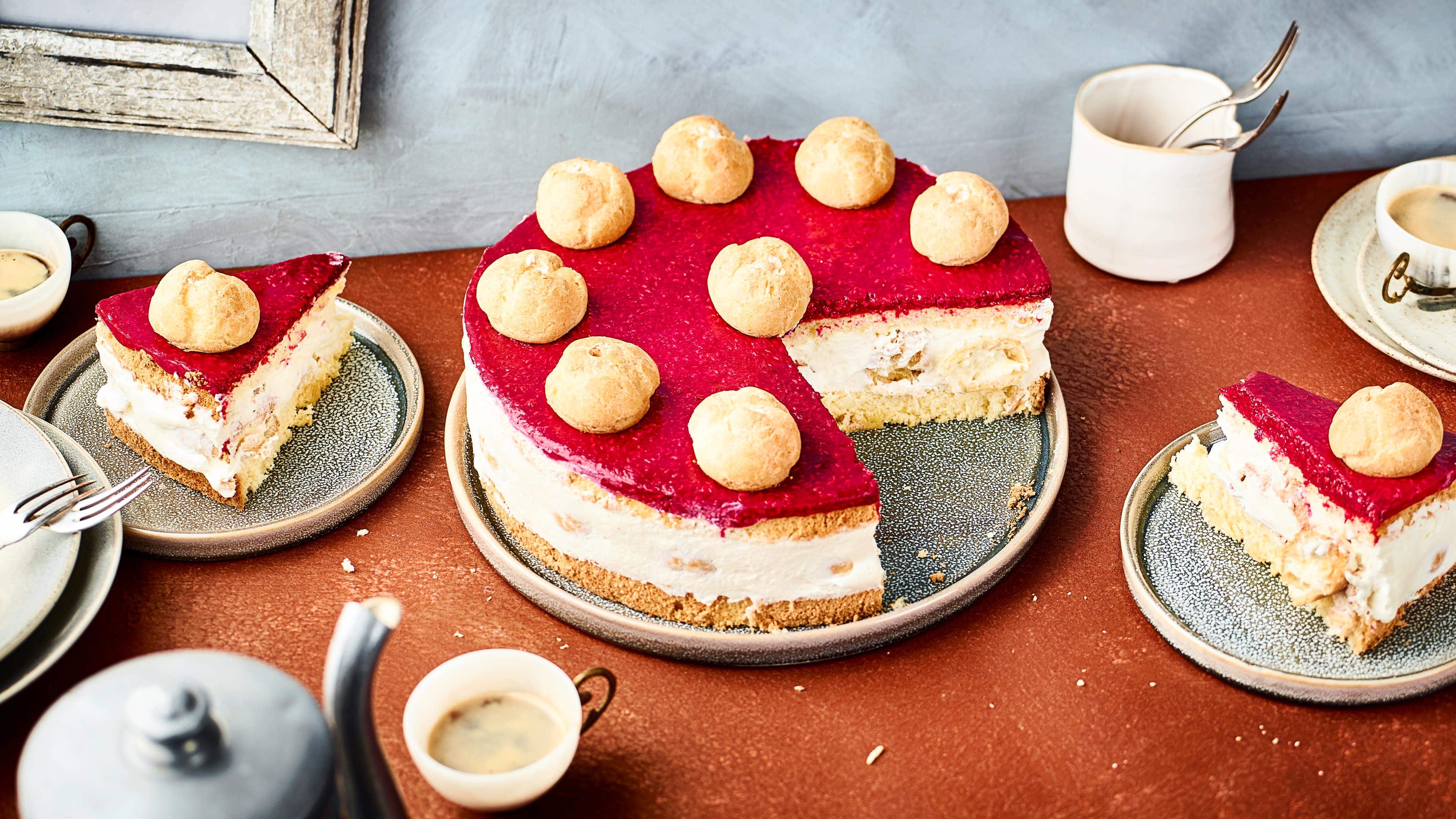 Windbeuteltorte Ein absoluter Hingucker! Unsere leckere Windbeuteltorte ist ideal für Sahneliebhaber. Für die fruchtige Note verwenden wir einen Guss aus Himbeeren.