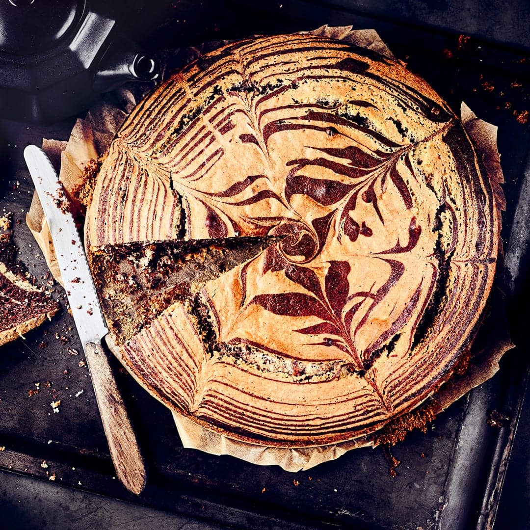 Heller und dunkler Teig gemischt muss nicht immer einen Marmorkuchen ergeben: Mit ein paar Tricks wird es ein super saftiger Zebrakuchen!
