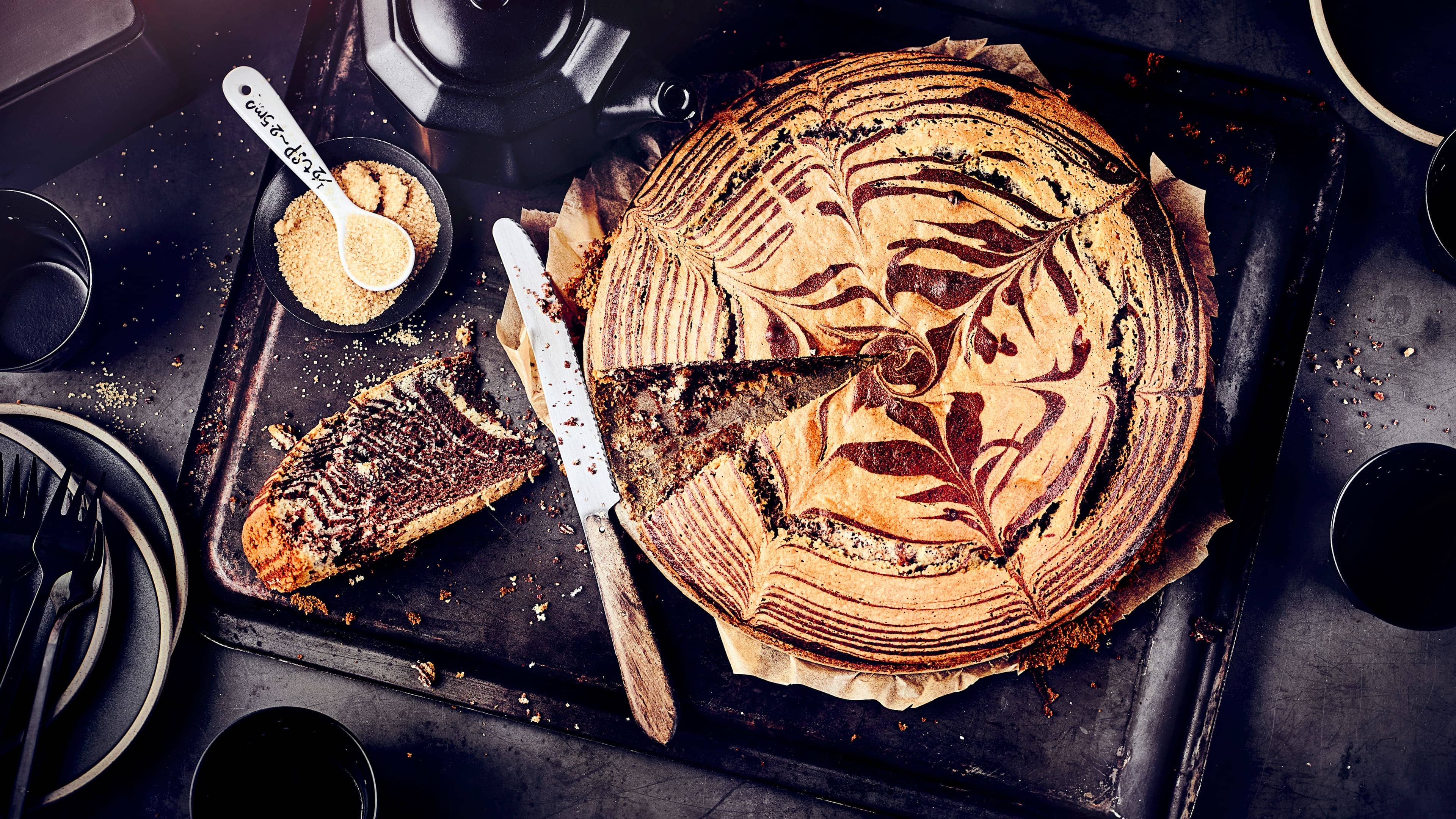 Zebrakuchen Heller und dunkler Teig gemischt muss nicht immer einen Marmorkuchen ergeben: Mit ein paar Tricks wird es ein super saftiger Zebrakuchen!