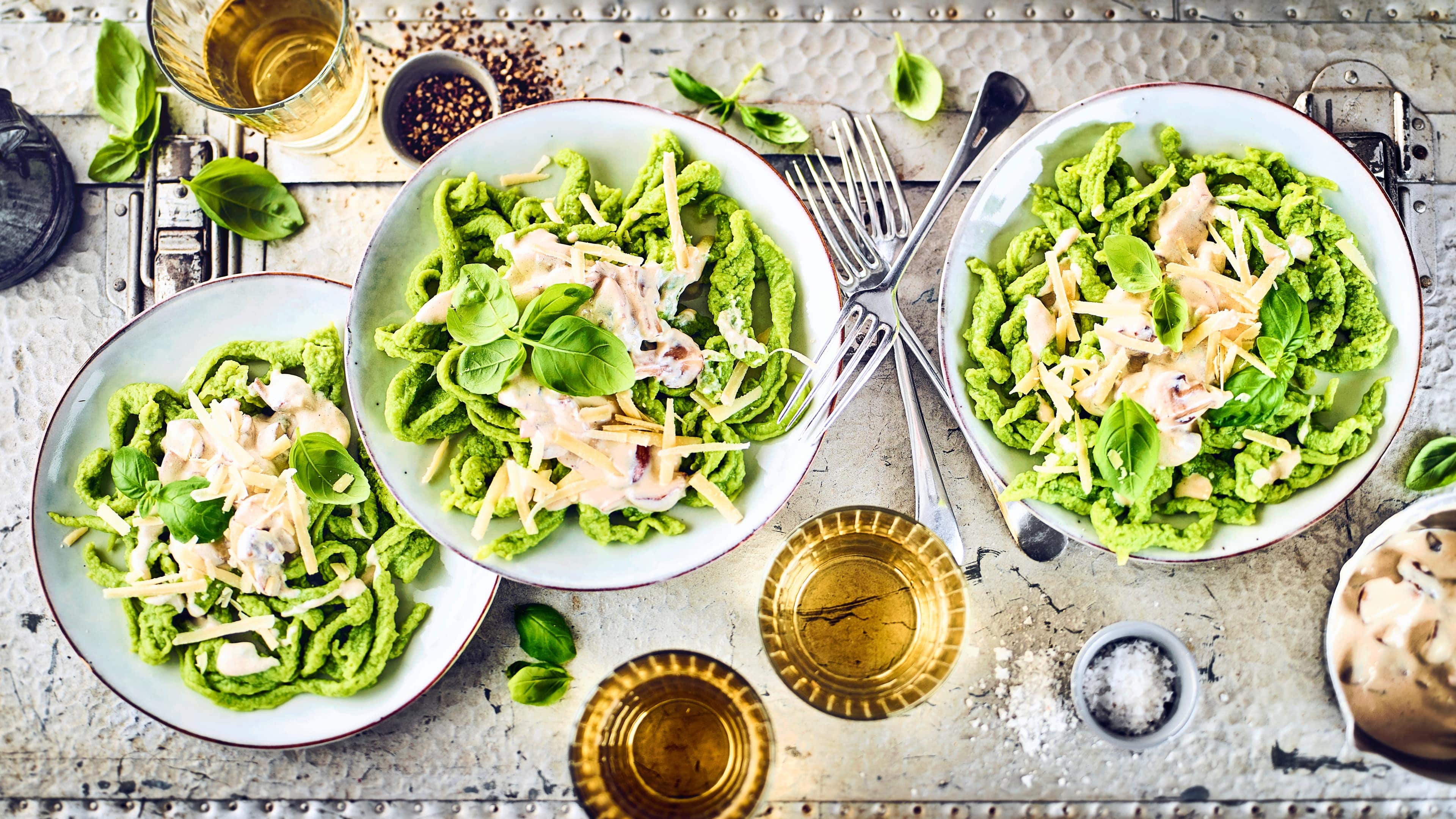 Spinatspätzle Quietsch-grün werden die selbstgemachten Spinatspätzle und sehen nicht nur super aus! Mit unserem Rezept für eine Ricotta-Walnuss-Sauce werden Sie besonders lecker!