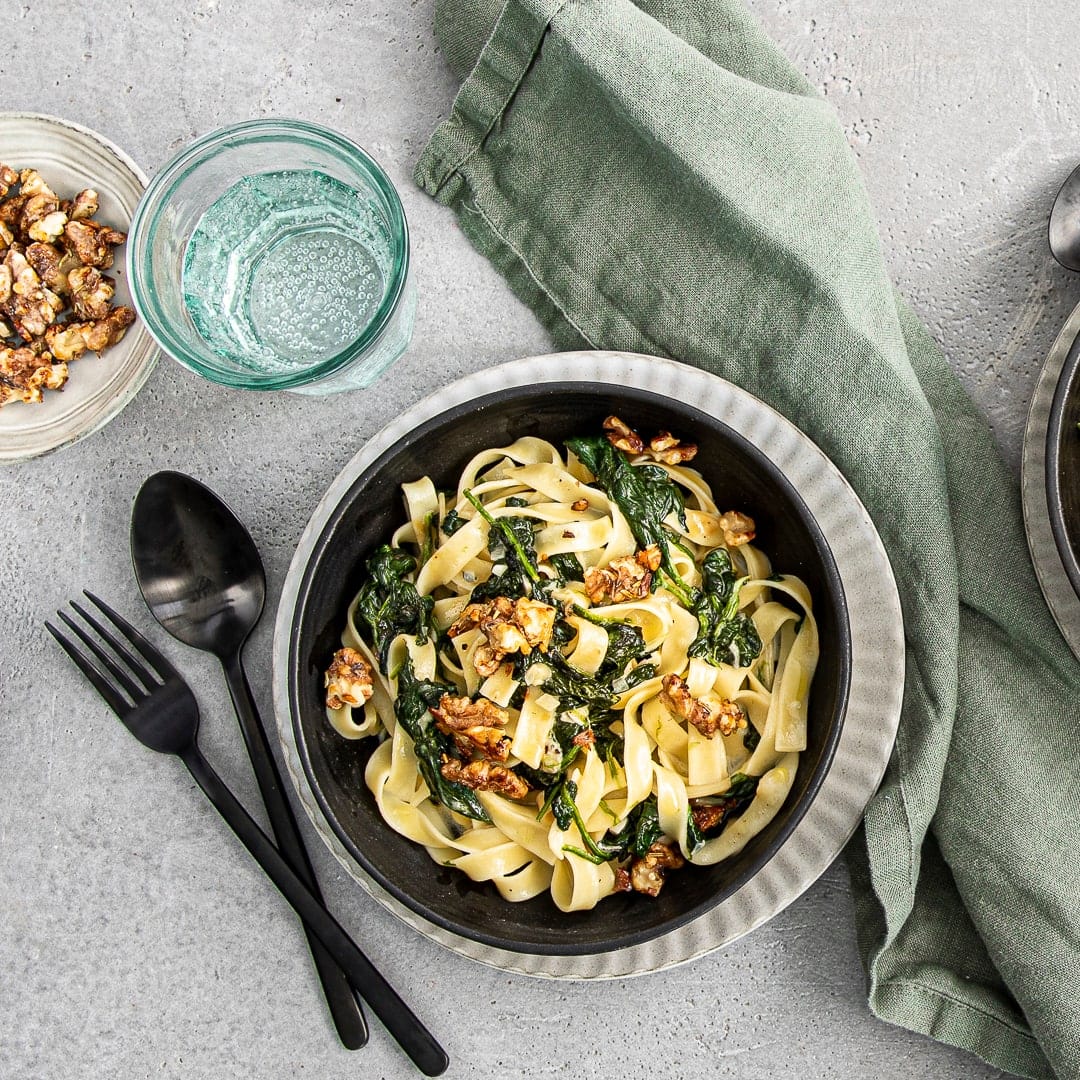 Weißwein, Sahne und cremiger Gorgonzola verfeinern dieses Gericht. Probieren Sie unser Rezept für eine leckere Spinat-Pasta.