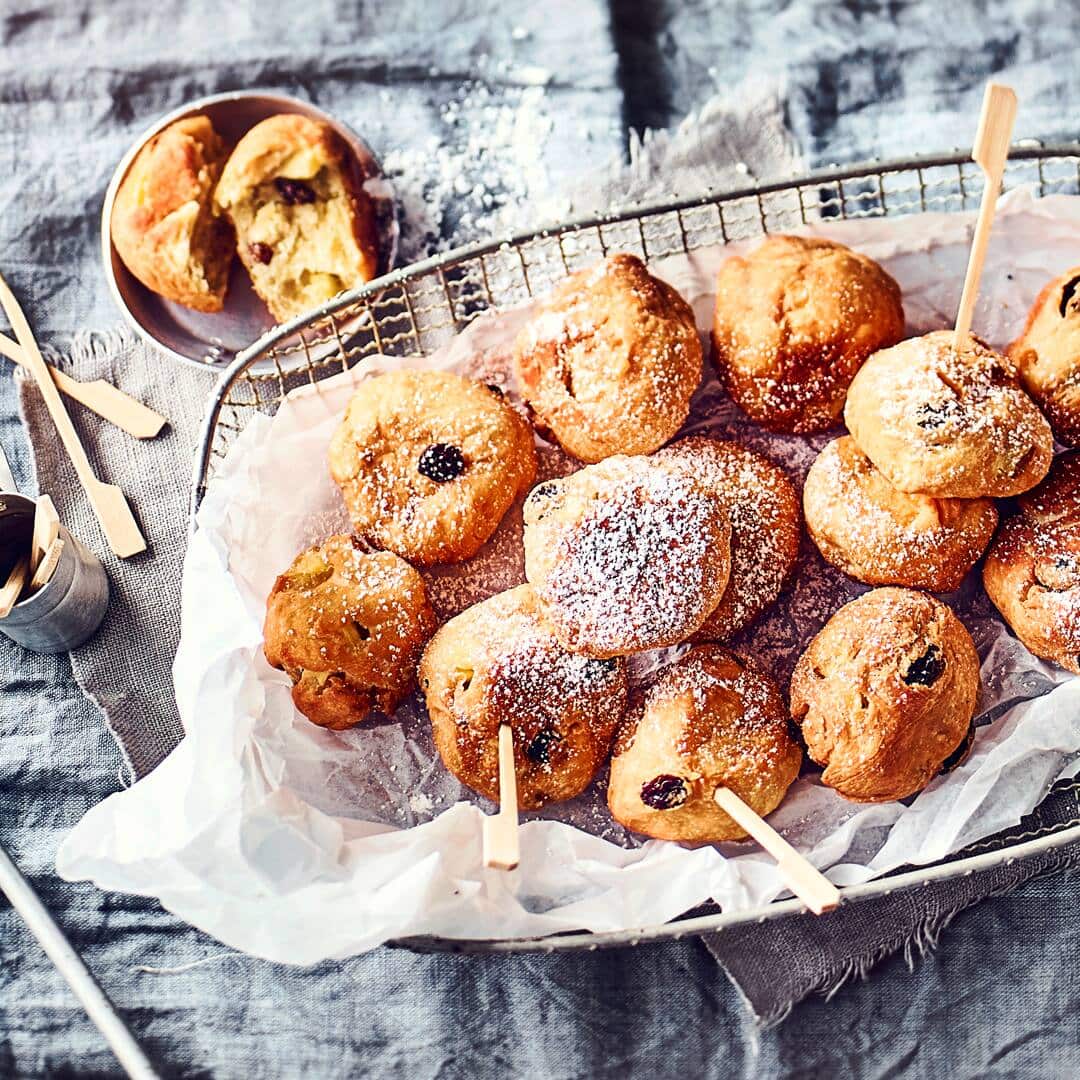 In den Niederlanden traditionell zu Silverster serviert, finden wir die Oliebollen so lecker, dass wir sie auch gerne zum nachmittäglichen Kaffee oder Tee servieren.
