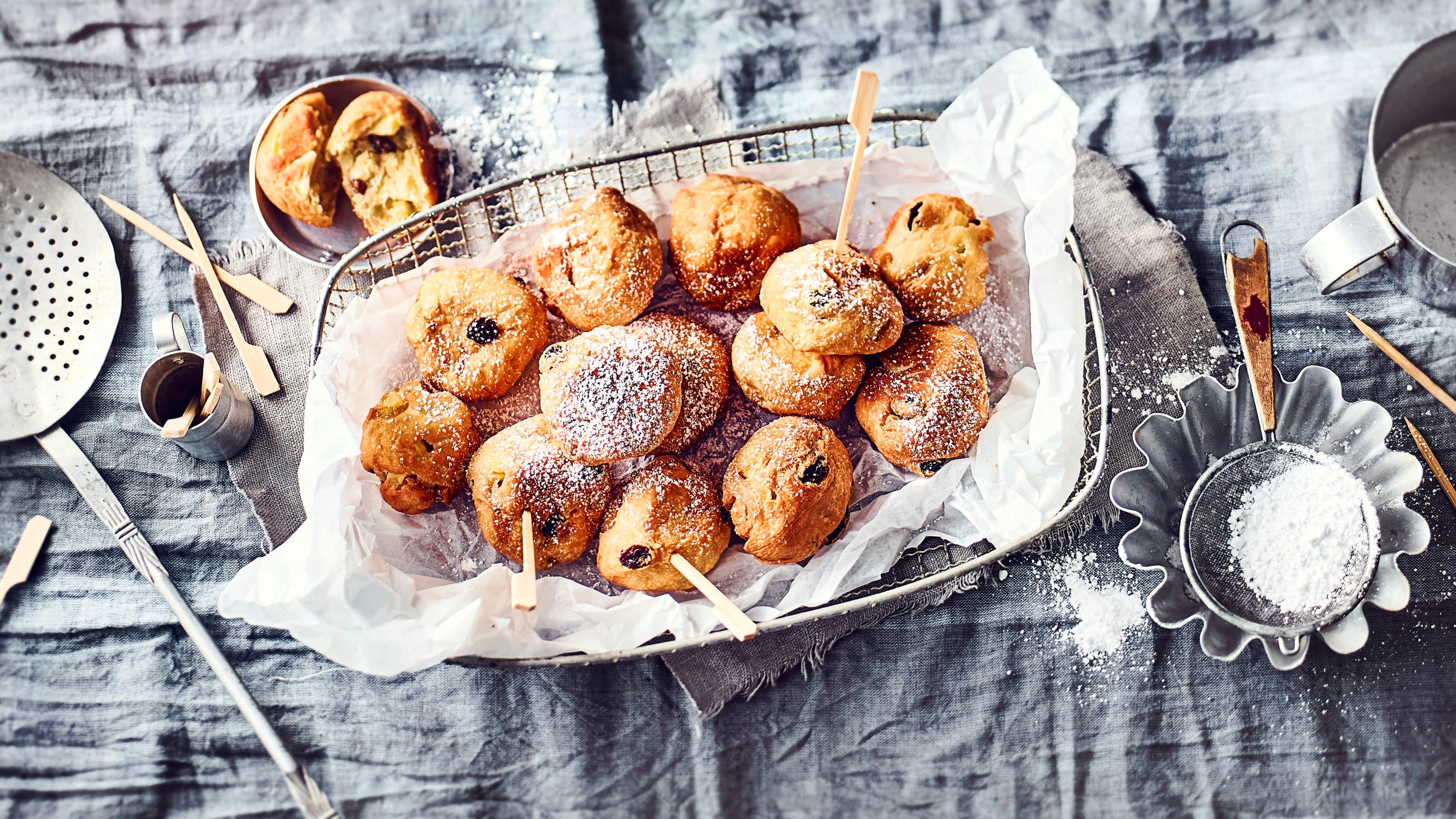 Oliebollen In den Niederlanden traditionell zu Silverster serviert, finden wir die Oliebollen so lecker, dass wir sie auch gerne zum nachmittäglichen Kaffee oder Tee servieren.