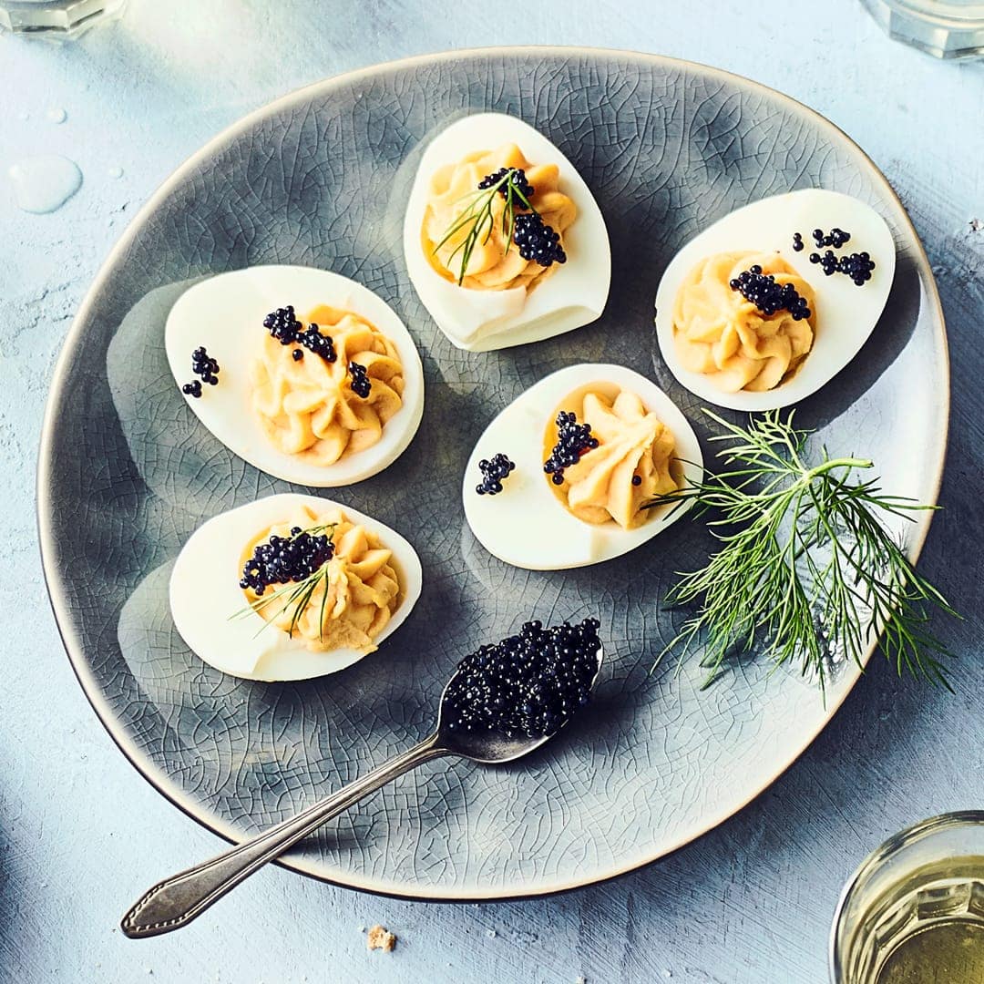 Ein klassisches Rezept der kalten Küche: Russische Eier sind hartgekochte Eier gefüllt mit Mayonnaise und Kaviar.