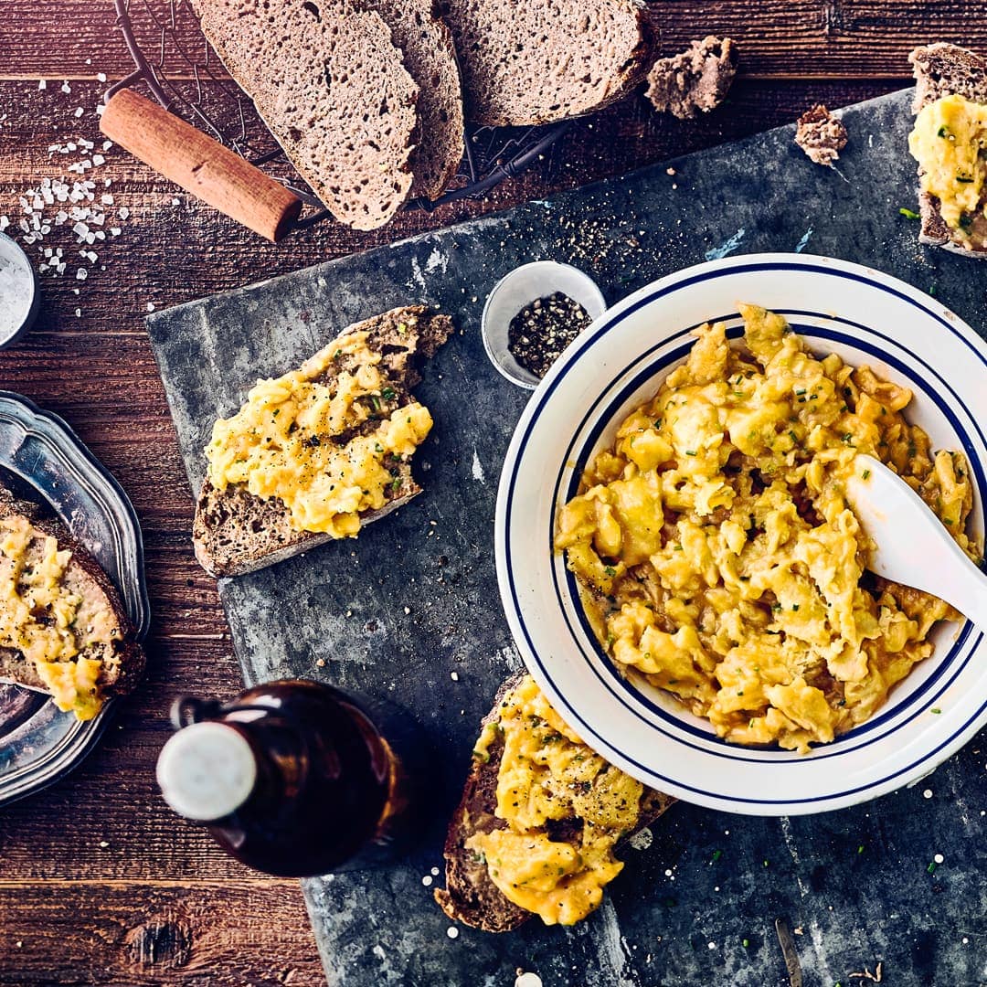 Ganz einfach selbstgemacht und köstlich auf Brot genießen: Dieser klassische Eierschmier mit Speck macht jede Brotzeit zu etwas Besonderem.