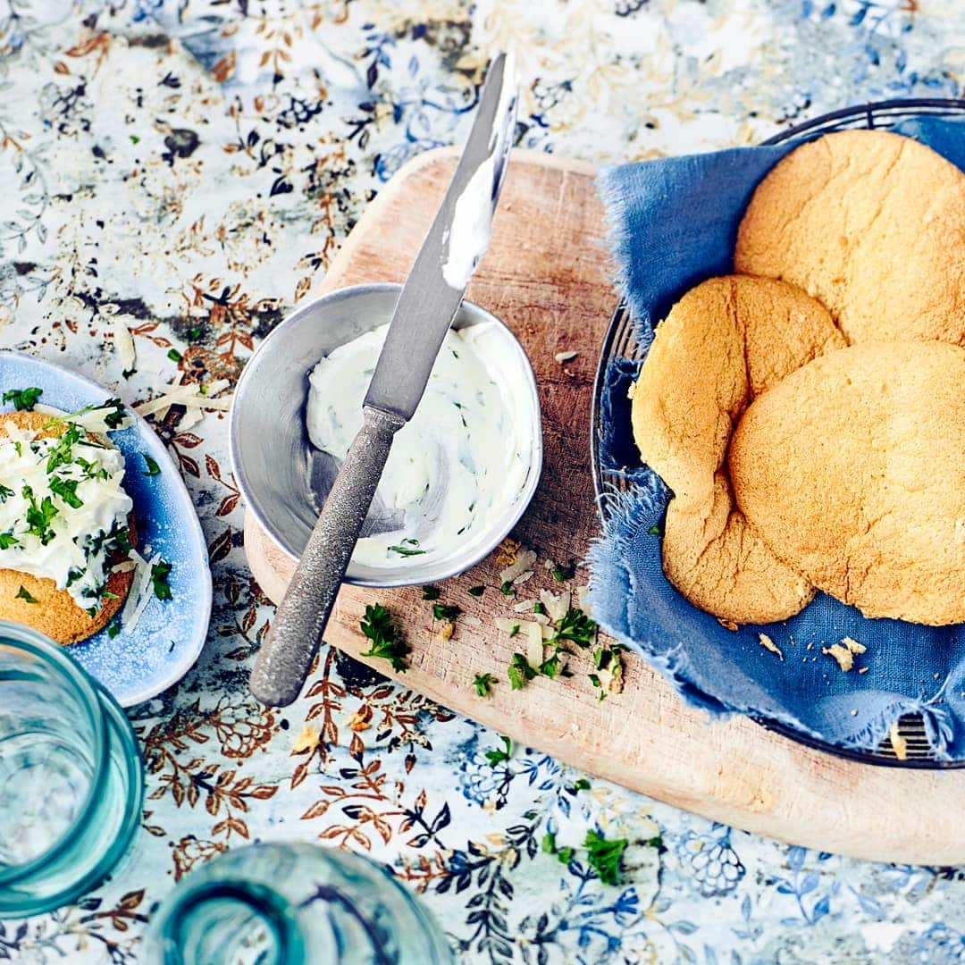 Leckeres Brot aber bitte ohne viele Kohlenhydrate? Aber gerne! Unser Cloud Bread aus Eiern, Frischkäse und Honig schmeckt einfach köstlich und kommt dazu mit sehr wenig Kohlenhydraten aus – probieren Sie das Wolkenbrot aus!