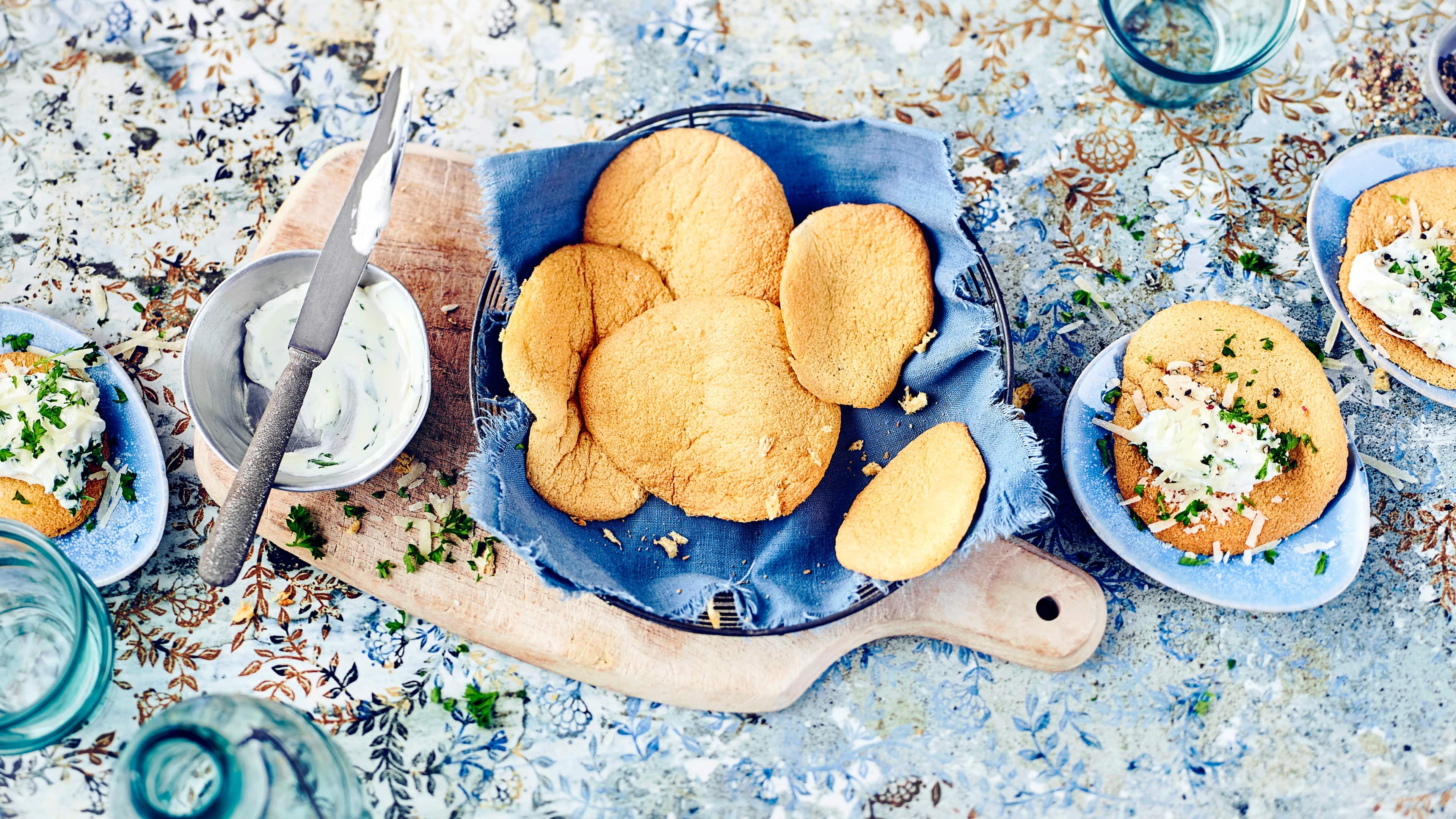 Cloud Bread Leckeres Brot aber bitte ohne viele Kohlenhydrate? Aber gerne! Unser Cloud Bread aus Eiern, Frischkäse und Honig schmeckt einfach köstlich und kommt dazu mit sehr wenig Kohlenhydraten aus – probieren Sie das Wolkenbrot aus!