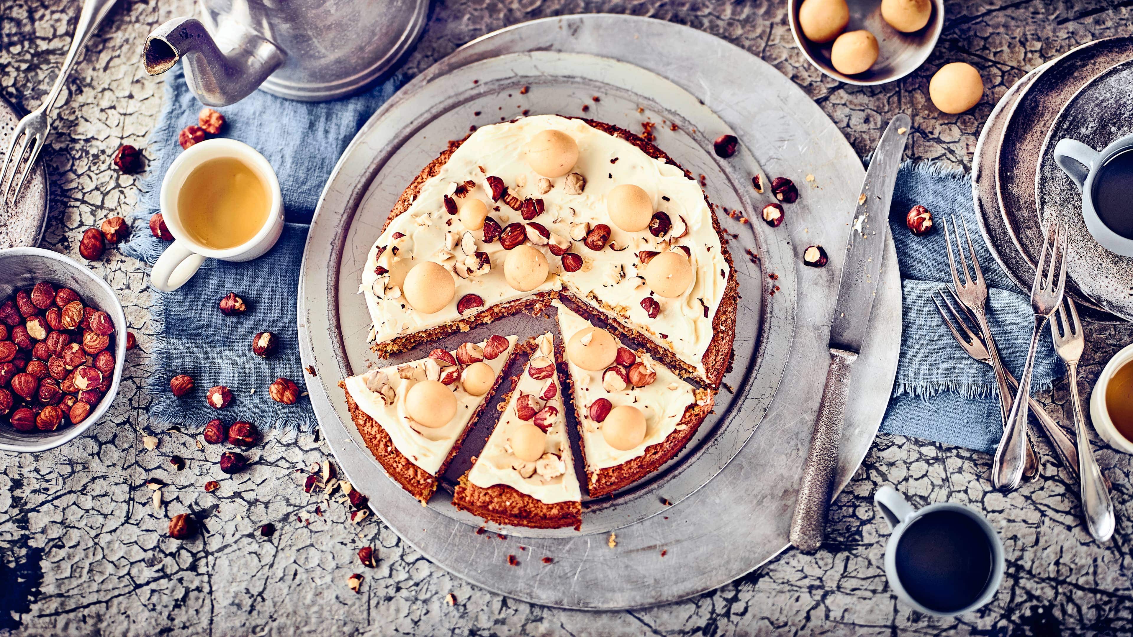 Möhren-Haselnuss-Torte Dieser Kuchen ist süß und ballaststoffreich: Probieren Sie unsere Möhren-Haselnuss-Torte mit Schokolade, Ingwer, Kirschwasser und einem cremigen Topping aus Doppelrahm-Frischkäse und Puderzucker!