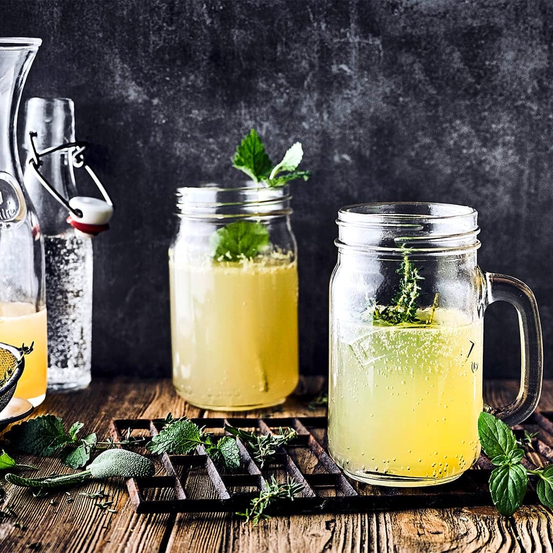Kombinieren Sie naturtrüben Apfelsaft mit Agavendicksaft, Melisse und Zitronen zu einem erfrischenden Sommergetränk mit unserem Rezept.