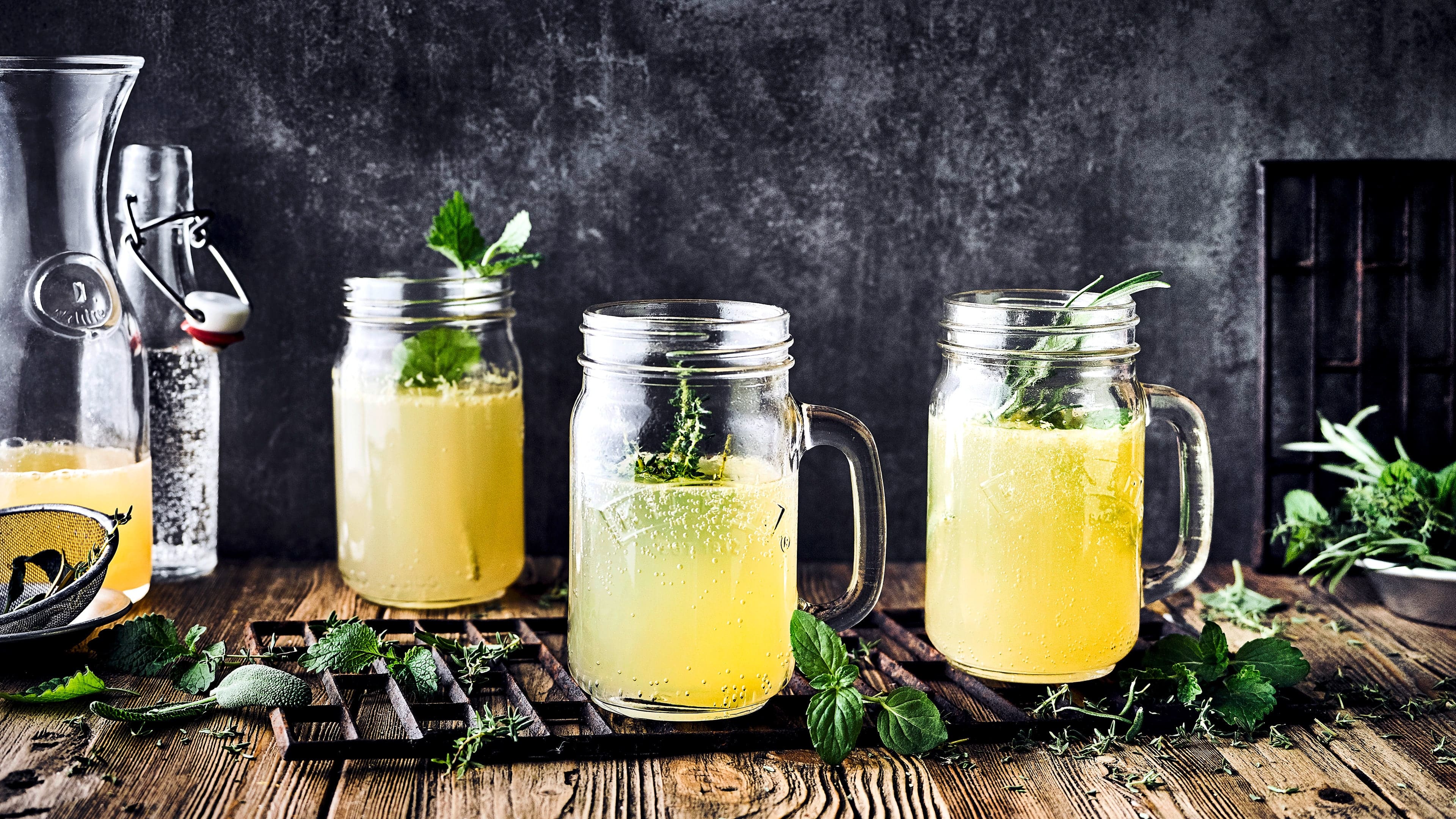 Kräuterlimo Kombinieren Sie naturtrüben Apfelsaft mit Agavendicksaft, Melisse und Zitronen zu einem erfrischenden Sommergetränk mit unserem Rezept.