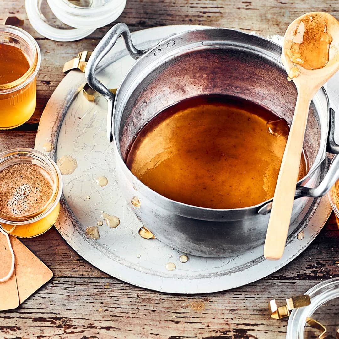 Unser Tipp für eine leckere Süßigkeit: Probieren Sie unser Apfelgelee mit Ingwer, Kardamom, Zimt und Amaretto - eignet sich auch als kulinarisches Geschenk!
