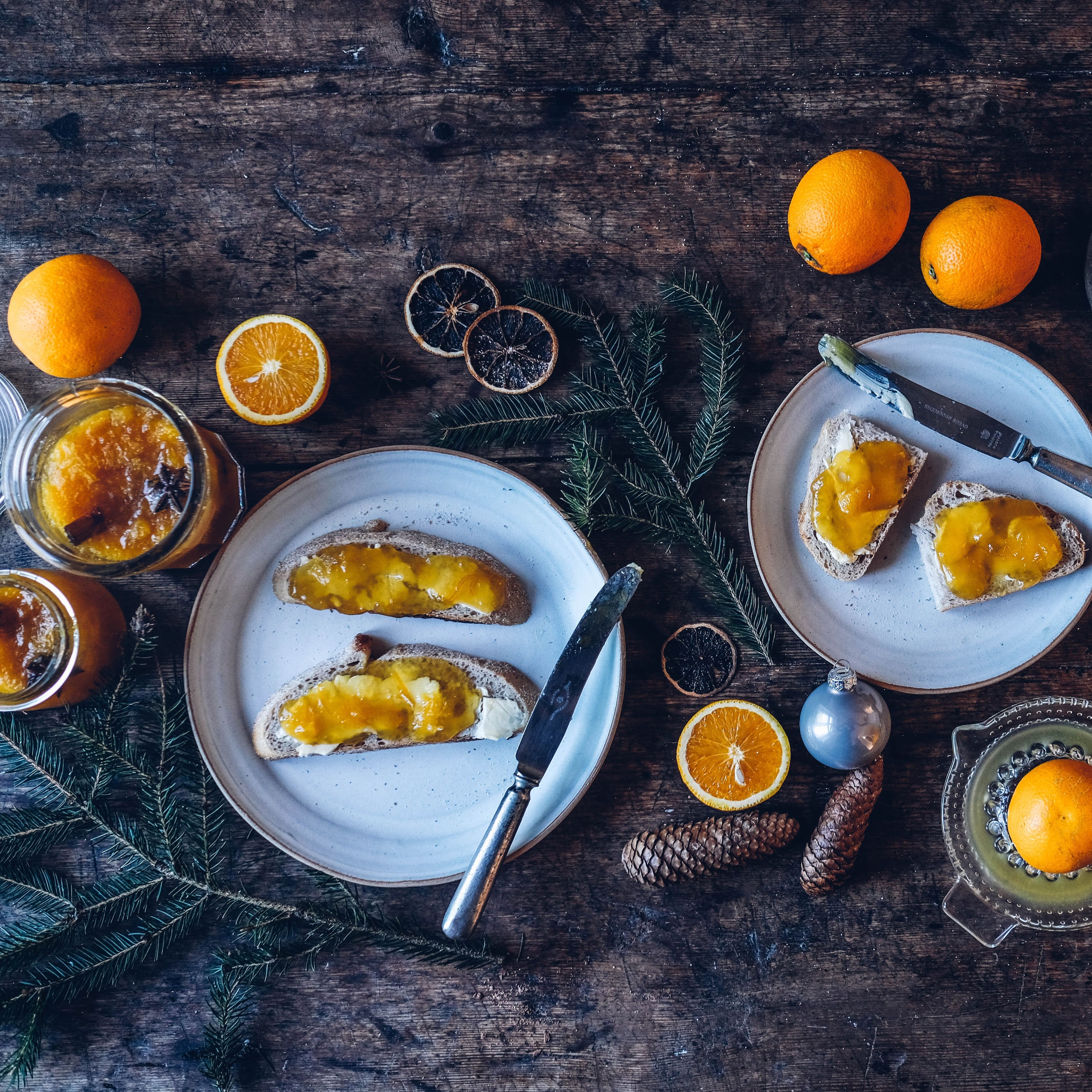 Der süßlich, leicht bittere Geschmack ist unverwechselbar: Wir machen Orangenmarmelade einfach selber und toppen sie mit etwas Sternanis und Zimt.