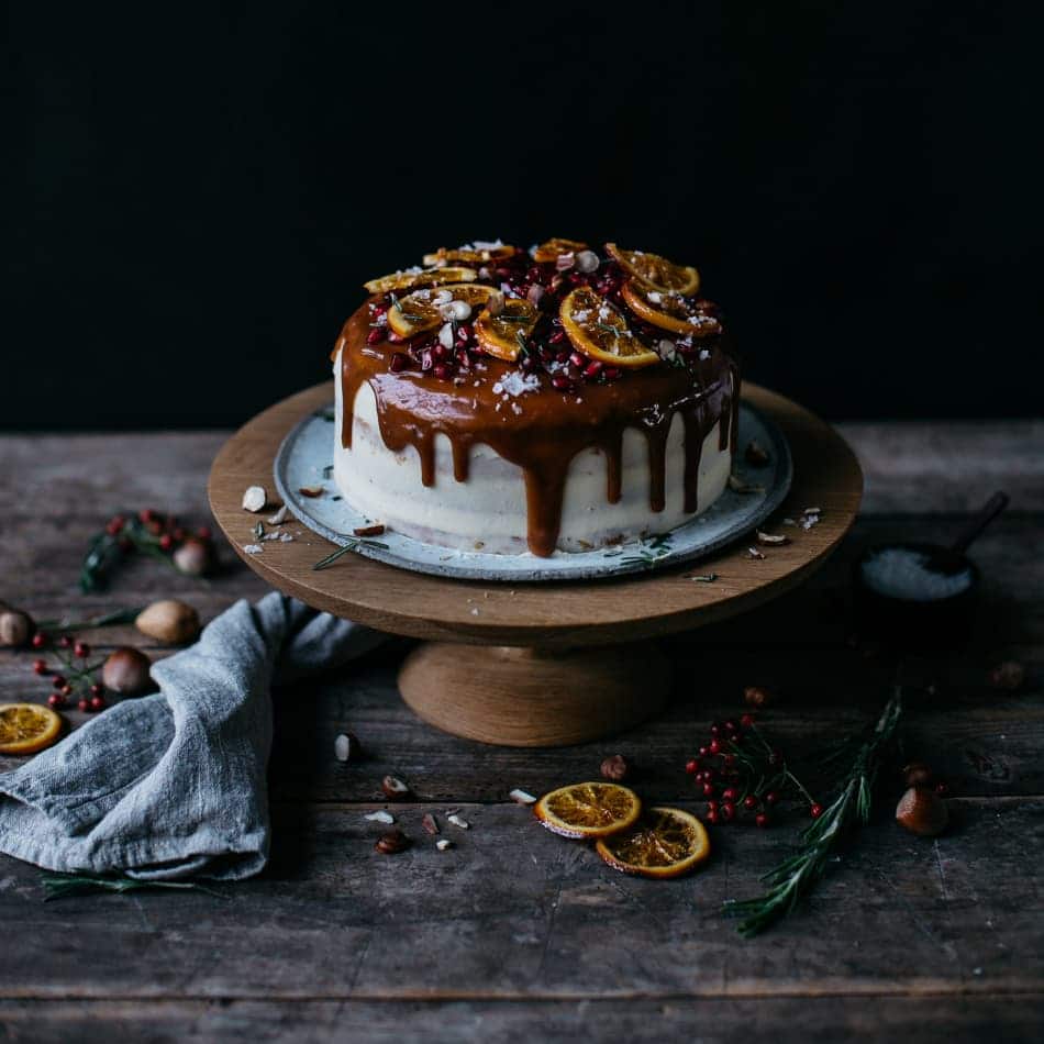 Eine winterliche Haselnuss-Karamell-Torte mit selbstgemachtem Granatapfel-Gelee und kandierten Orangen. Der Aufwand lohnt sich!