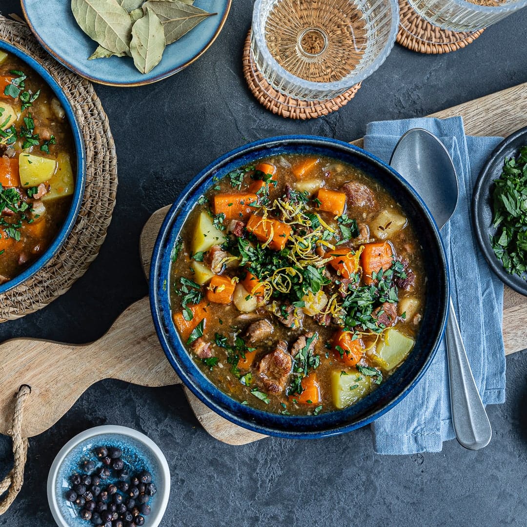 Zartes Lamm trifft auf Kartoffeln, Karotten und Pastinaken: Entdecken Sie unser Rezept für Irish Stew!