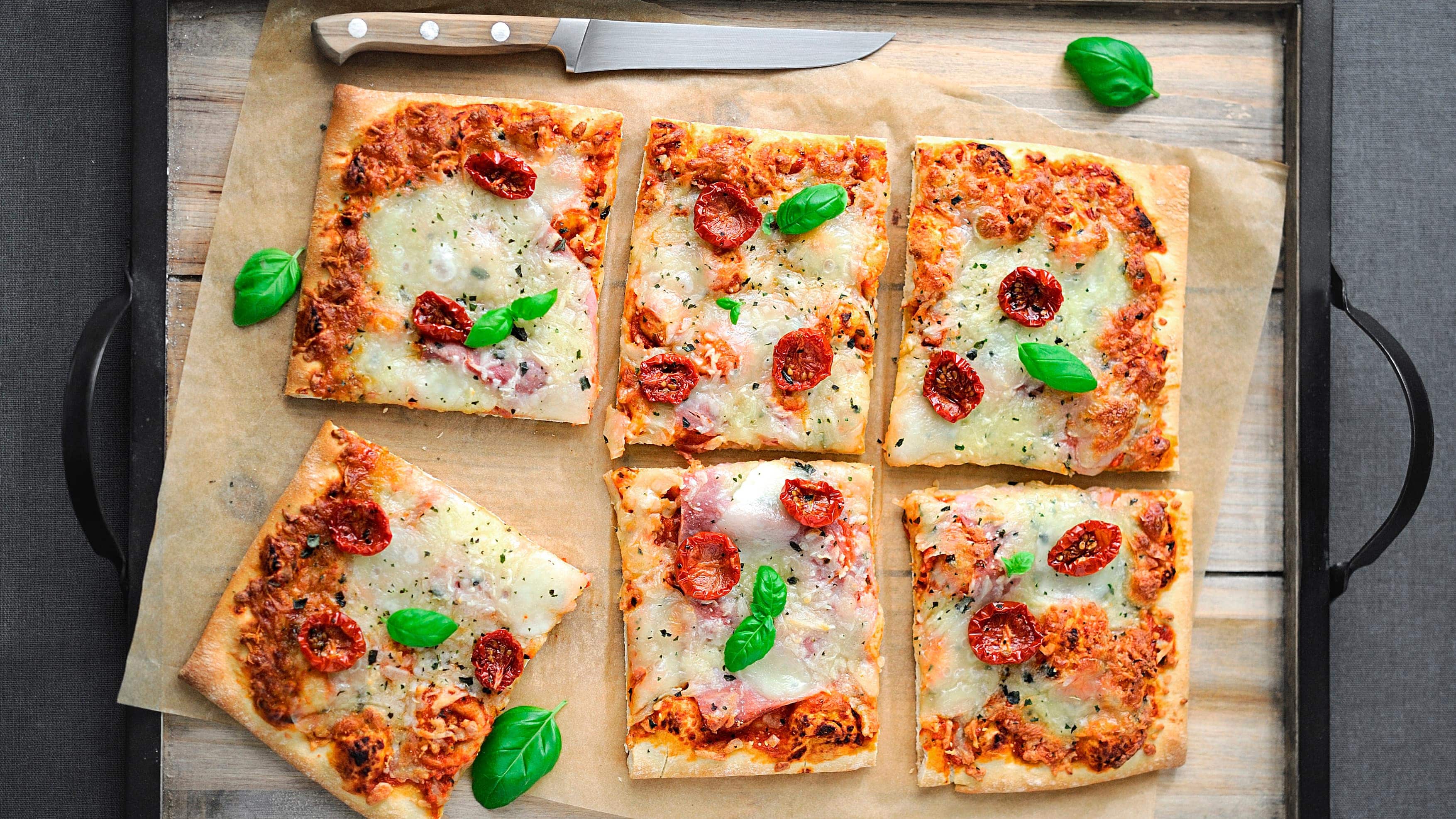 Vegetarische Tomatenpizza Unsere selbst gebackene vegetarische Pizza mit Tomaten, Mozzarella und Basilikum schmeckt der ganzen Familie und verspricht viel Spaß beim Belegen!
