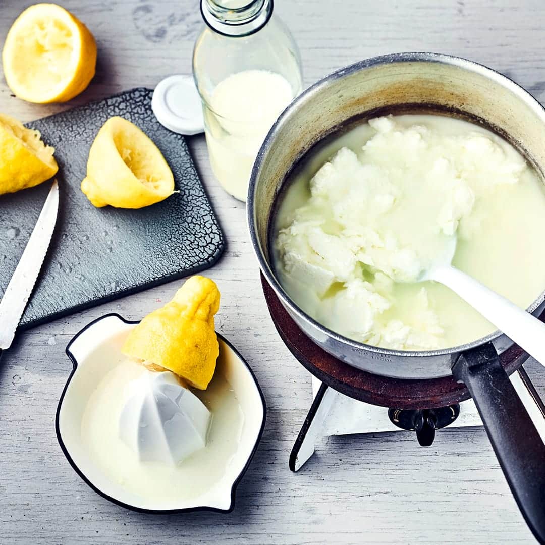 Sie möchten Frischkäse selber machen? Dann haben wir hier das Rezept für selbstgemachten Frischkäse. Schwer ist es nicht, und mit frischen Kräutern oder Gewürzen bestimmen Sie die Sorte gleich selbst.