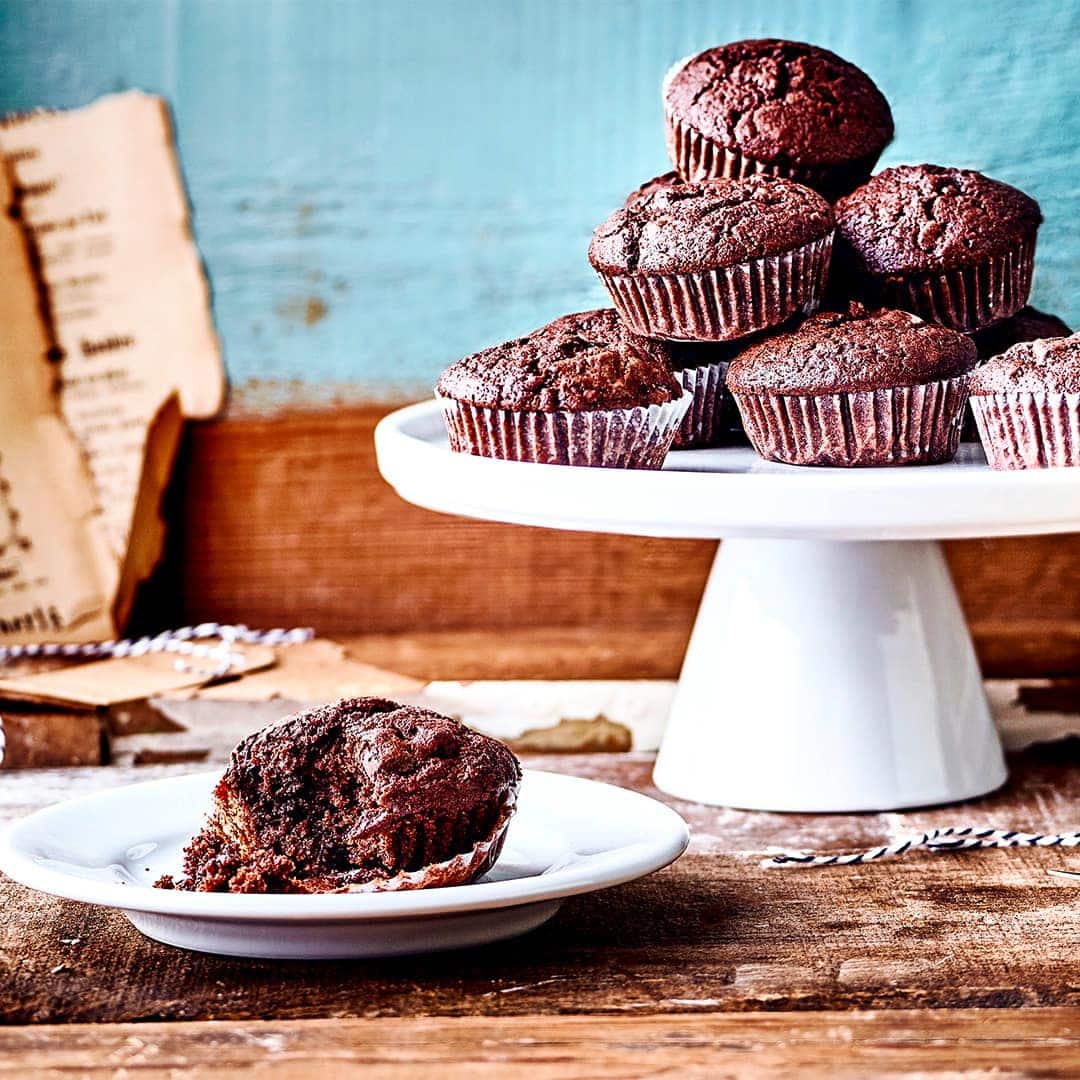 Es gibt Süßigkeiten, zu denen kann fast niemand nein sagen: Schokomuffins gehören zweifellos zu dieser Kategorie. Wo auch immer die kleinen Kuchen aufgetischt werden, bleibt selten ein Krümel übrig.