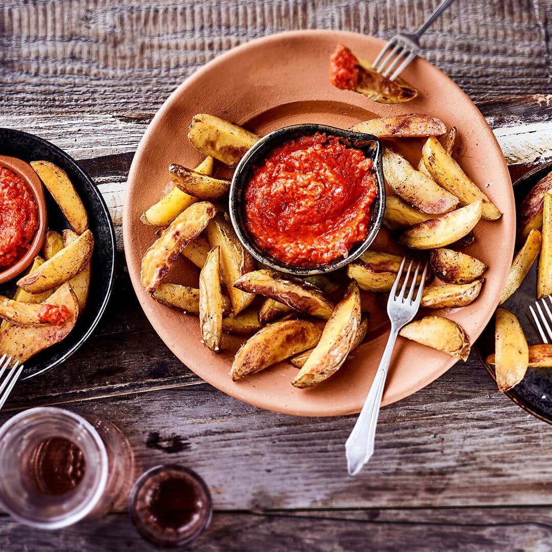 Mojo Rojo ist eine scharfe spanische Sauce, die von den Kanaren kommt und zum Beispiel perfekt zu Kartoffelspalten passt.