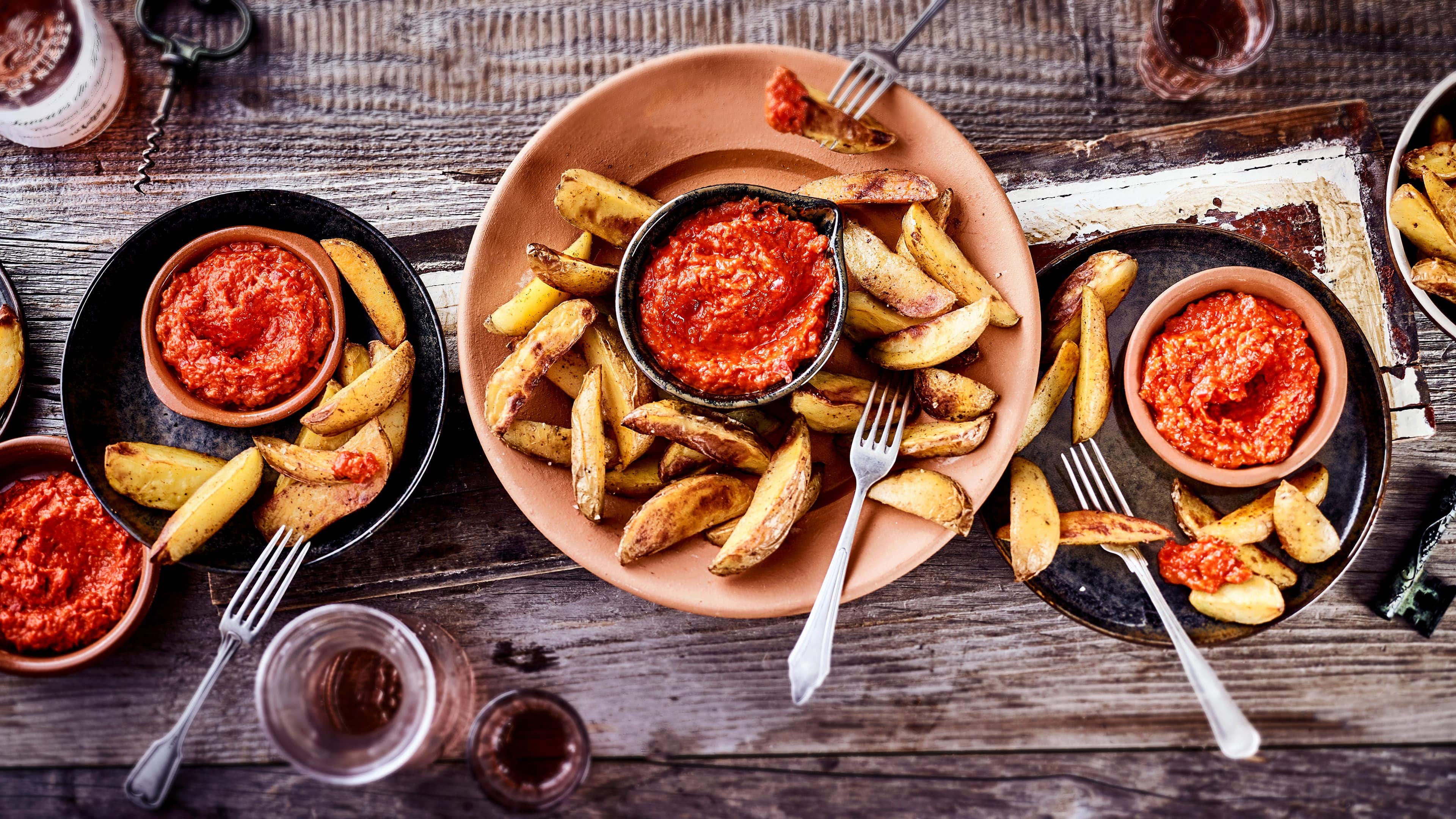 Mojo Rojo Mojo Rojo ist eine scharfe spanische Sauce, die von den Kanaren kommt und zum Beispiel perfekt zu Kartoffelspalten passt.