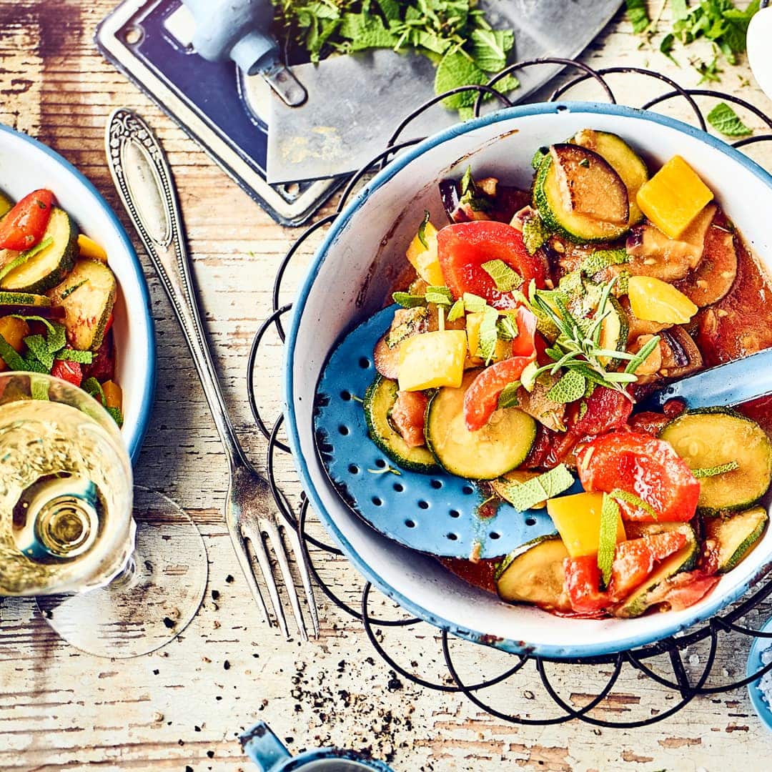 PaprikagemüsePaprika ist ein sehr vielseitiges Gemüse. Knackige Beilage oder vegetarischer Hauptgang: Lassen Sie sich das Paprikagemüse-Rezept von EDEKA schmecken!