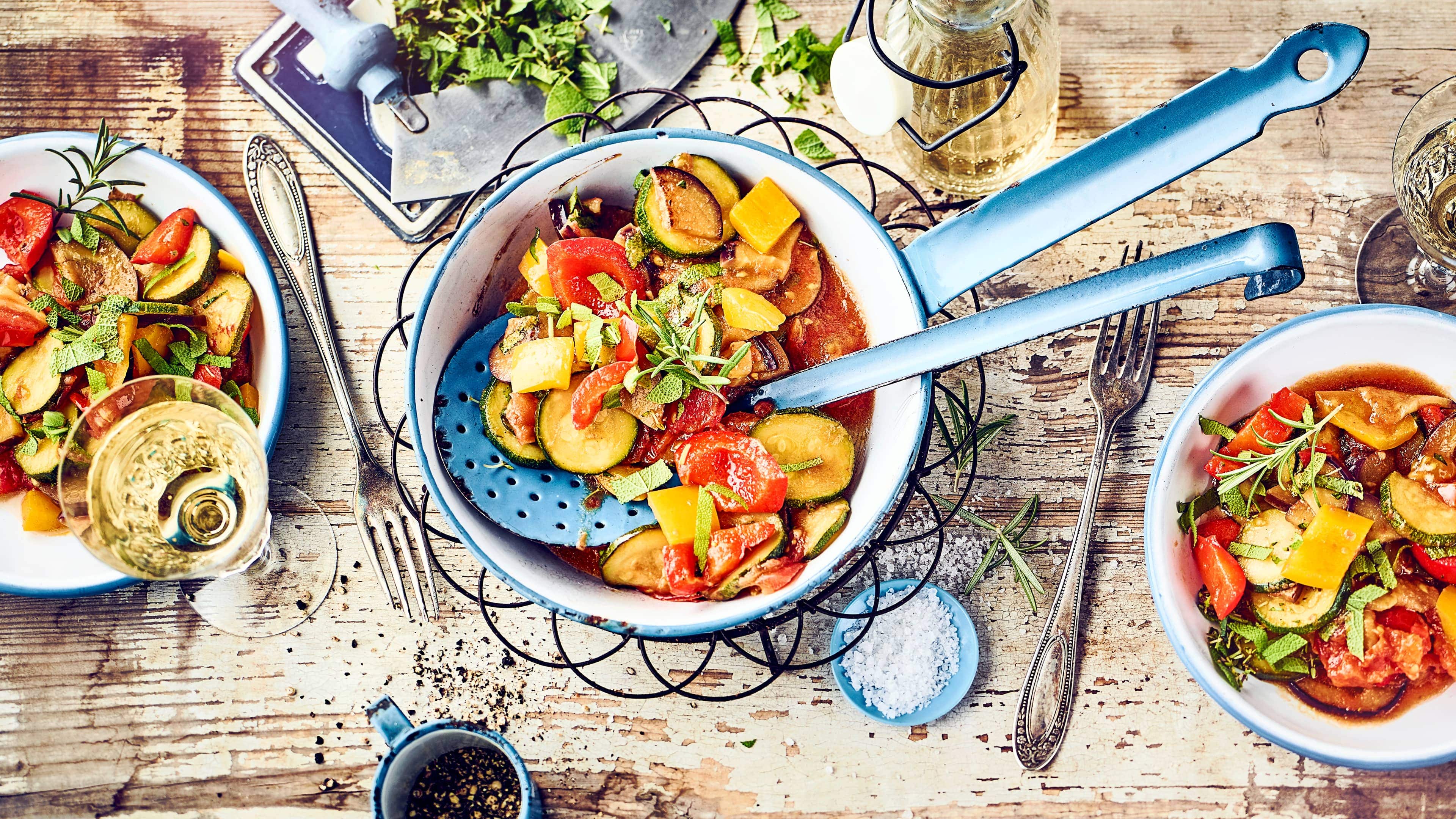Paprikagemüse Paprika ist ein sehr vielseitiges Gemüse. Knackige Beilage oder vegetarischer Hauptgang: Lassen Sie sich das Paprikagemüse-Rezept von EDEKA schmecken!