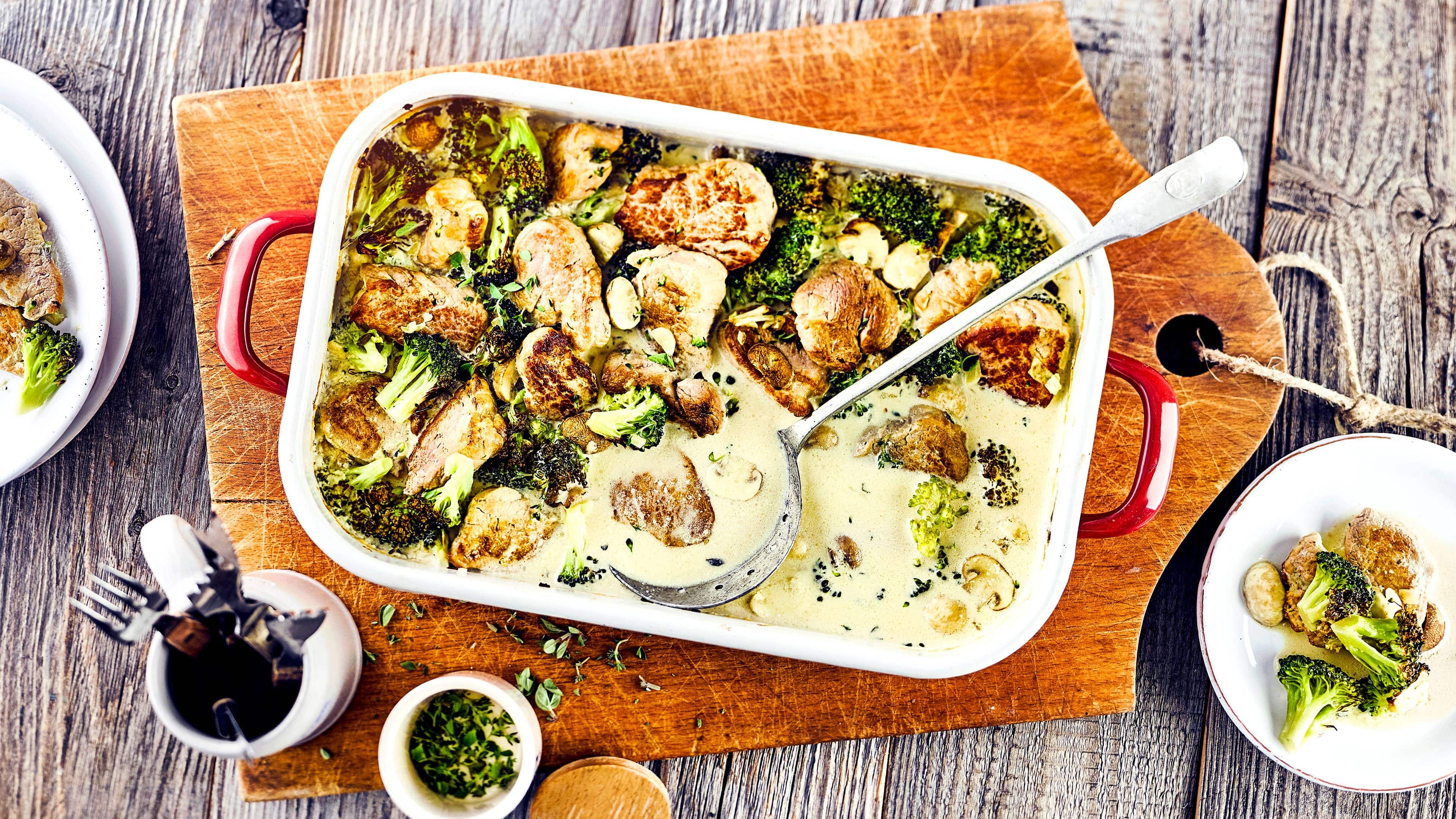 Lendentopf Lendentopf mit Schweinefilet, Brokkoli und Champignons in Auflaufform