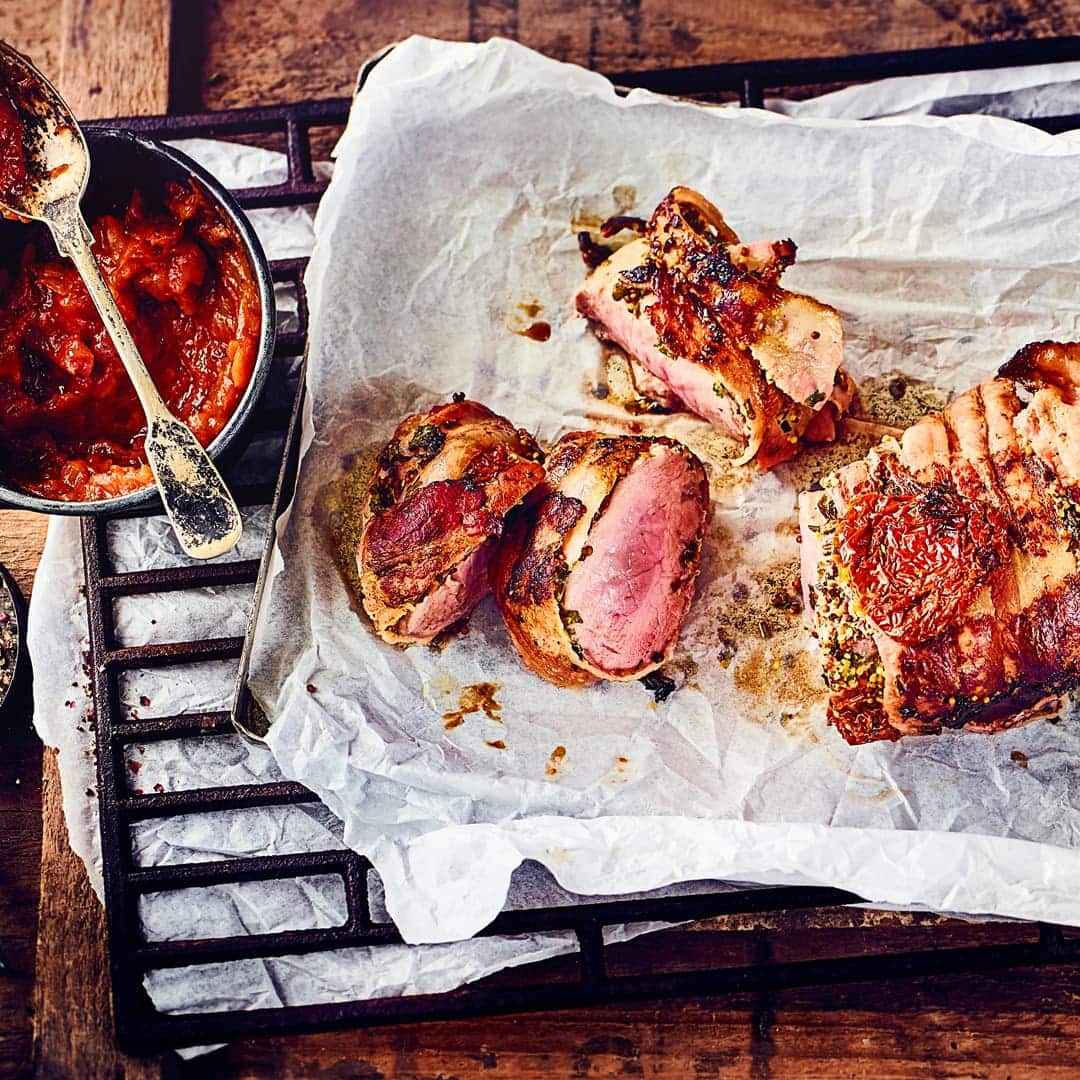 Zarte Schweinemedaillons werden, umhüllt von deftigem Frühstücksspeck und gefüllt mit einer süßen Dattel-BBQ-Sauce, zu einem ganz besonderen Genuss. Probieren Sie es aus!