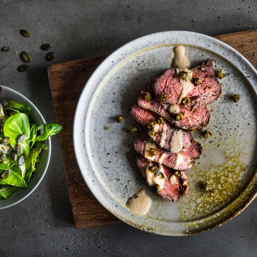Ein Klassiker unter den italienischen Vorspeisen ist das Kalbsfilet aus dem Ofen mit Thunfischsauce, frittierten Kapern und Wildkräutern. Bereiten Sie Vitello Tonato doch einmal selbst zu, Ihre Gäste werden begeistert sein.