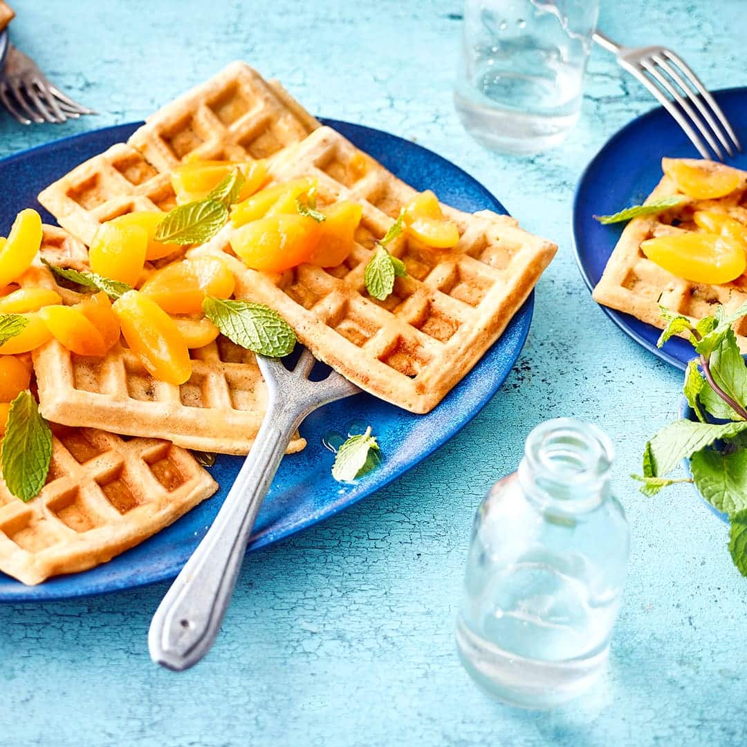 Leckere gesunde Waffeln aus Dinkelmehl und Müsli mit einem frischen selbstgemachten Nektarinen-Kompott.
