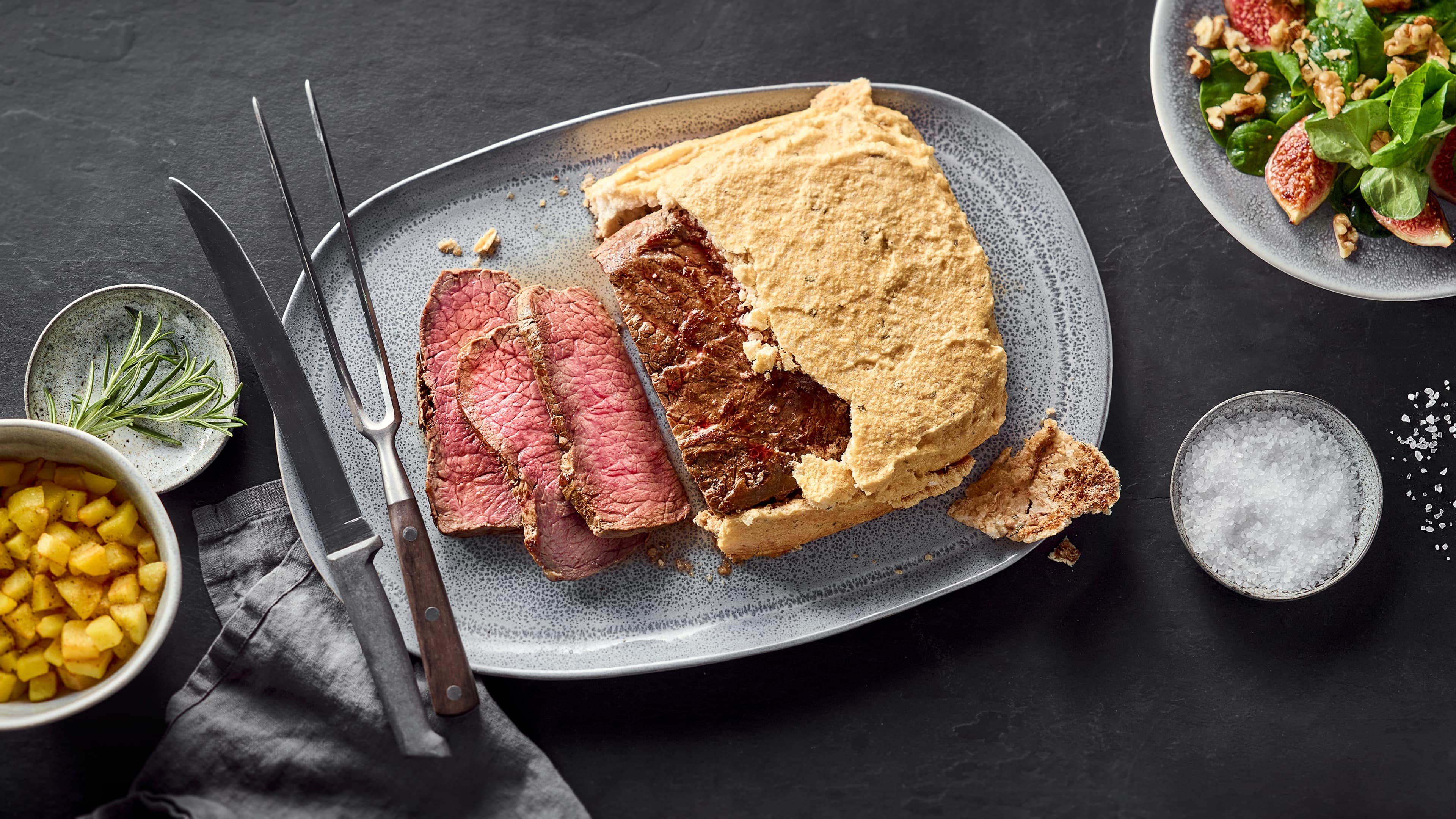 Roastbeef in Rosmarin-Salzkruste mit Wintersalat Roastbeef in Rosmarin-Salzkruste mit Wintersalat