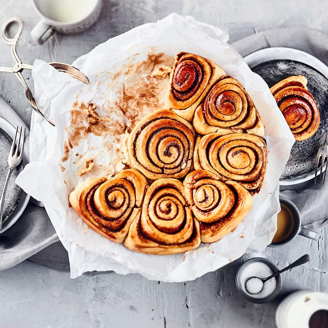 Der Duft von Zimtschnecken im Ofen ist unübertroffen. Und da sie auch noch so lecker sind backen wir daraus doch einfach einen köstlichen Zimtschneckenkuchen.