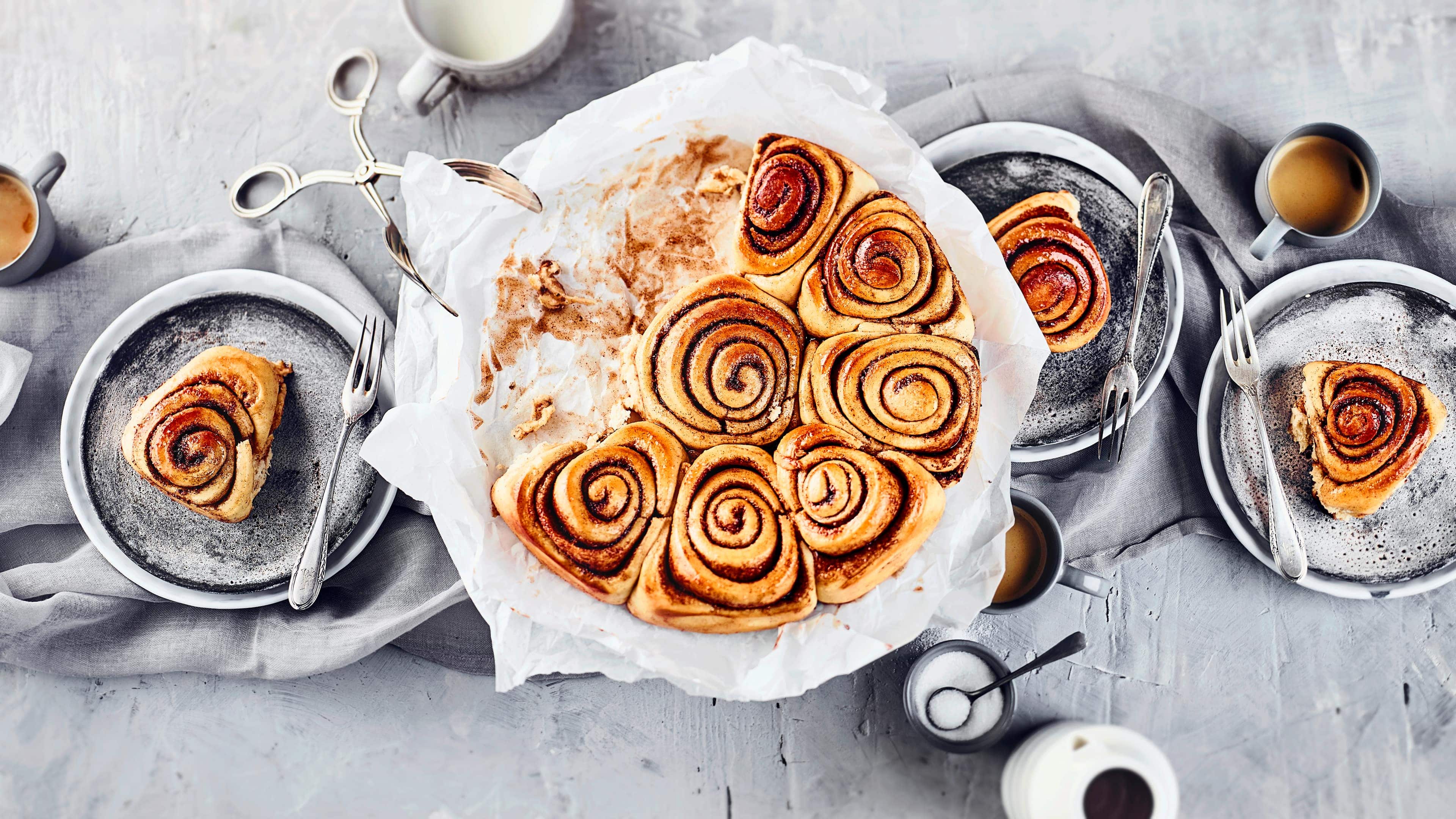 Zimtschneckenkuchen Der Duft von Zimtschnecken im Ofen ist unübertroffen. Und da sie auch noch so lecker sind backen wir daraus doch einfach einen köstlichen Zimtschneckenkuchen.