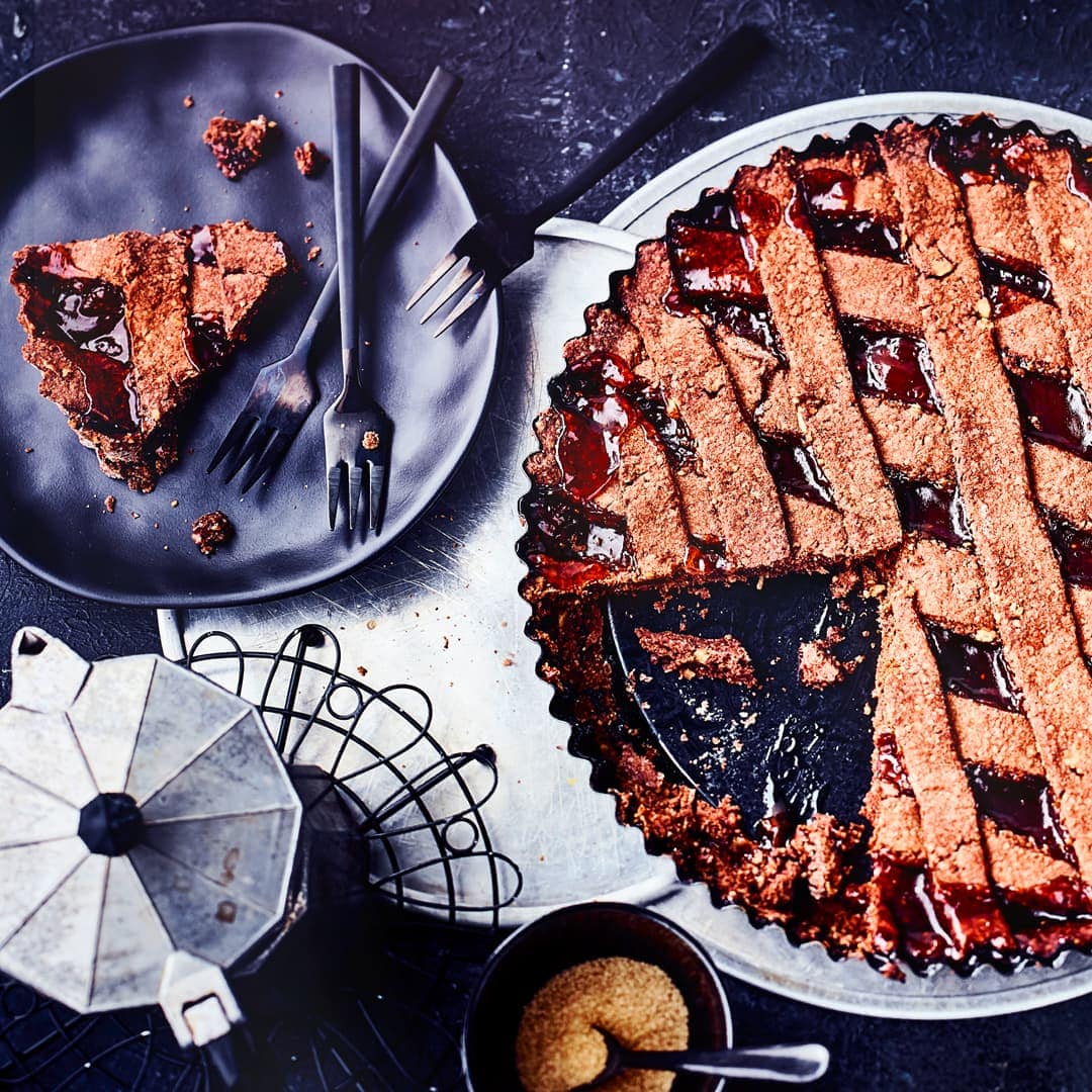Ein Klassiker der Konditorkunst: die Linzer Torte. Das fruchtige Gebäck ist besonders saftig, wird mit Nelken und Piment gewürzt und gehört zu den beliebtesten Torten im deutschen Sprachraum.